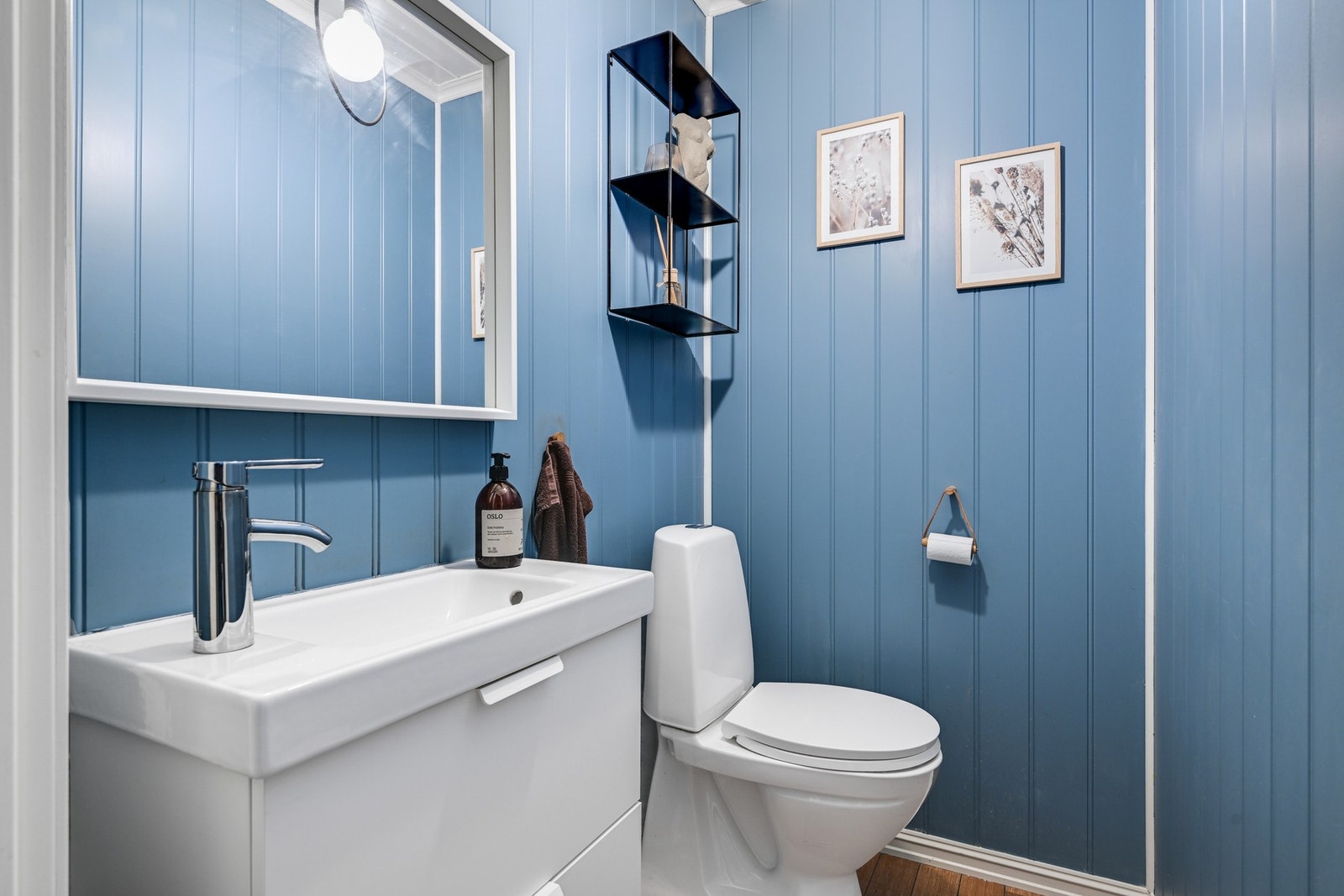 Toalettrommet er plassert mellom vaskerom og bad og har en enkel innredning med klosett, servant og underskuffer. Galleribilde