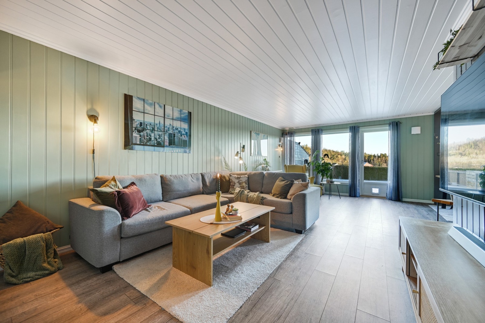 Stuen er inndelt i 2 ulike soner, med et dedikert tv-hjørne med god plass til sofagruppe Galleribilde