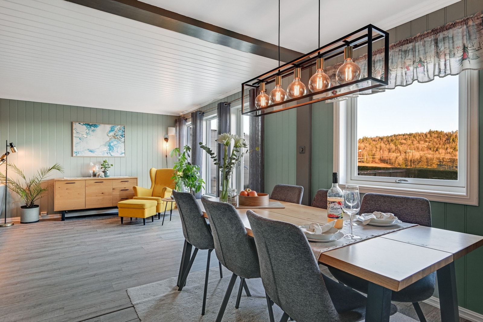 I mellom kjøkken og stue er det satt av plass til en romslig spisestue ved det østvendte vinduet Galleribilde