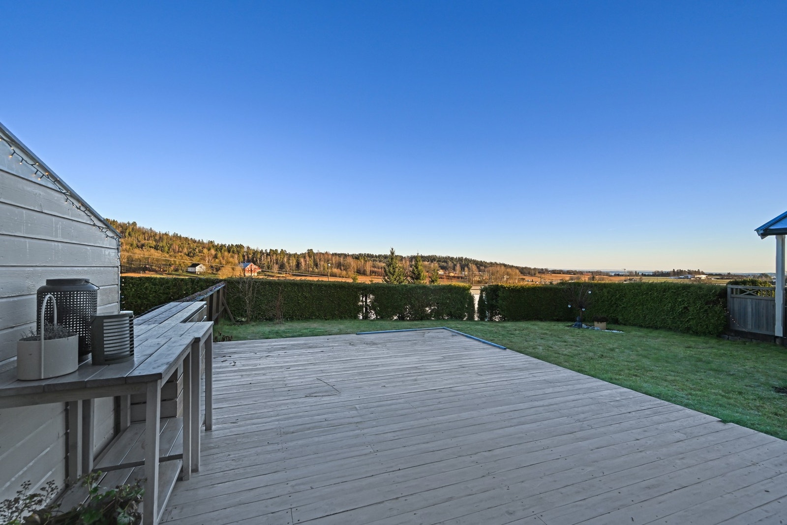 Om sommeren kan man nyte solen fra morgen til kveld, og med denne uteplassen kan man nyte fridagene Galleribilde