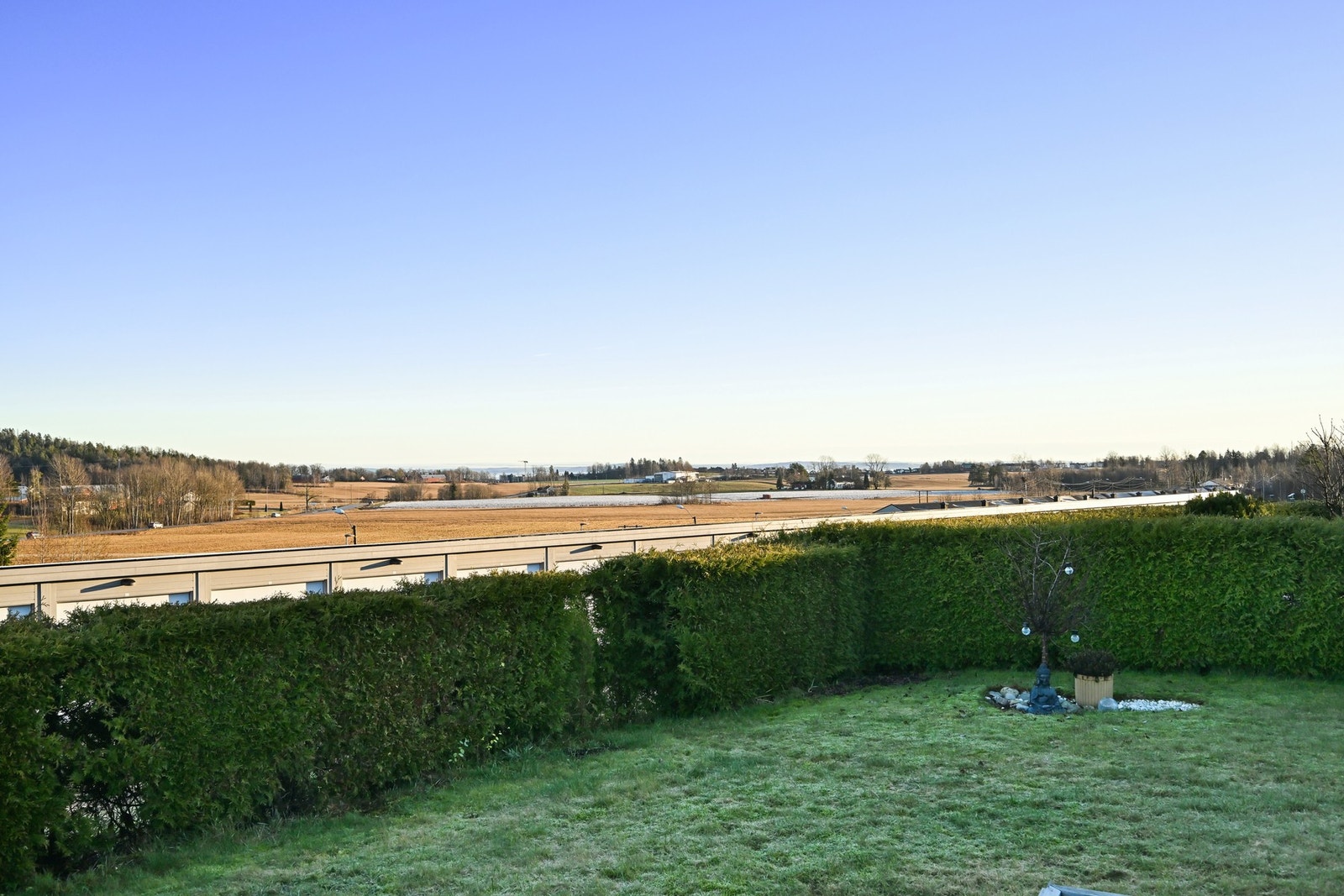 En fin detalj i hjørnet av hagen Galleribilde