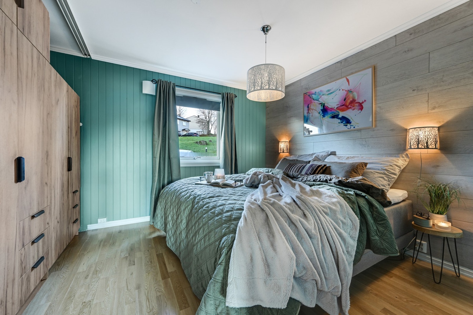 Boligen har 3 soverom, hvor dette er hovedsoverommet med stor garderobeløsning Galleribilde