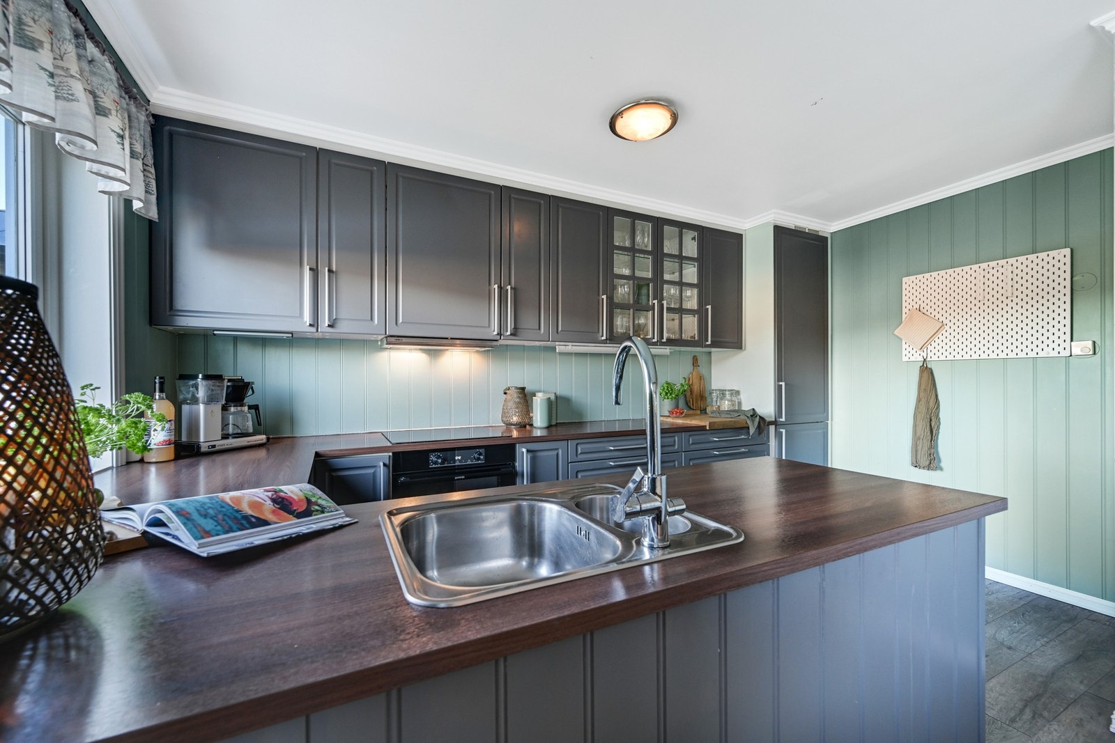 Her kan man lage middagen og underholde gjestene på samme tid Galleribilde