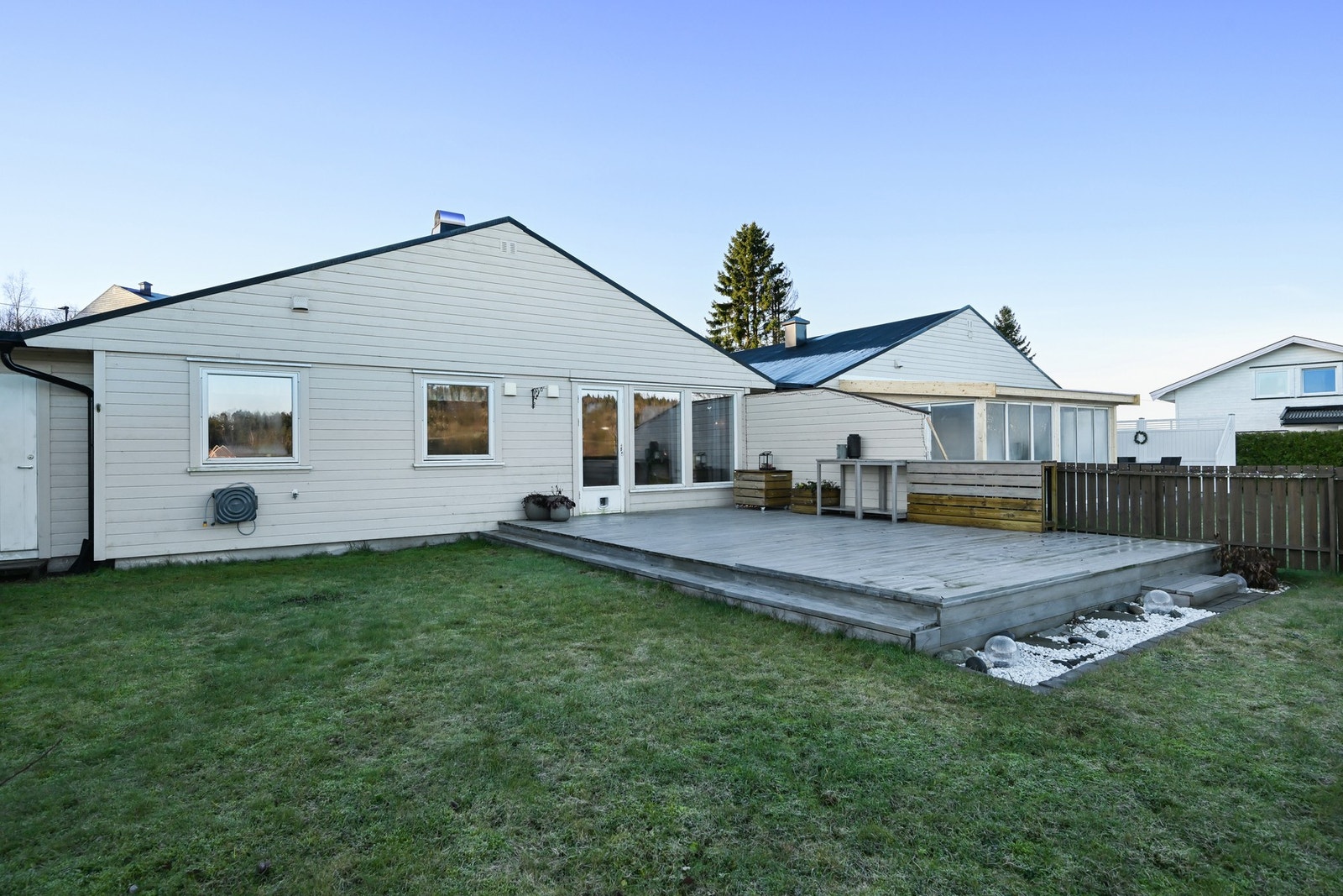 Hagen er romslig og det er opparbeidet en større platting med adkomst fra stuen. Her har man nok av plass å boltre seg på Galleribilde