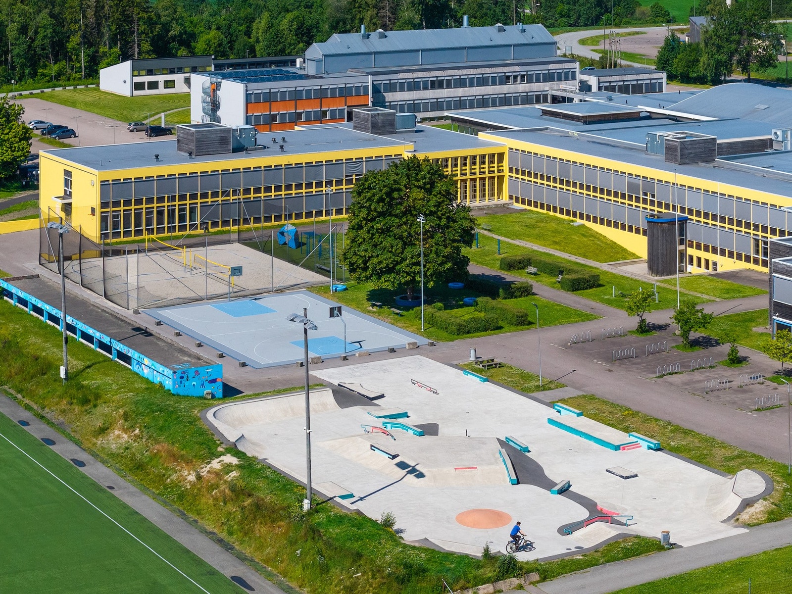 Dette er et område hvor alt fra videregående skole og ungdomsskole til svømmehall og håndball-hall er samlet på et sted Galleribilde