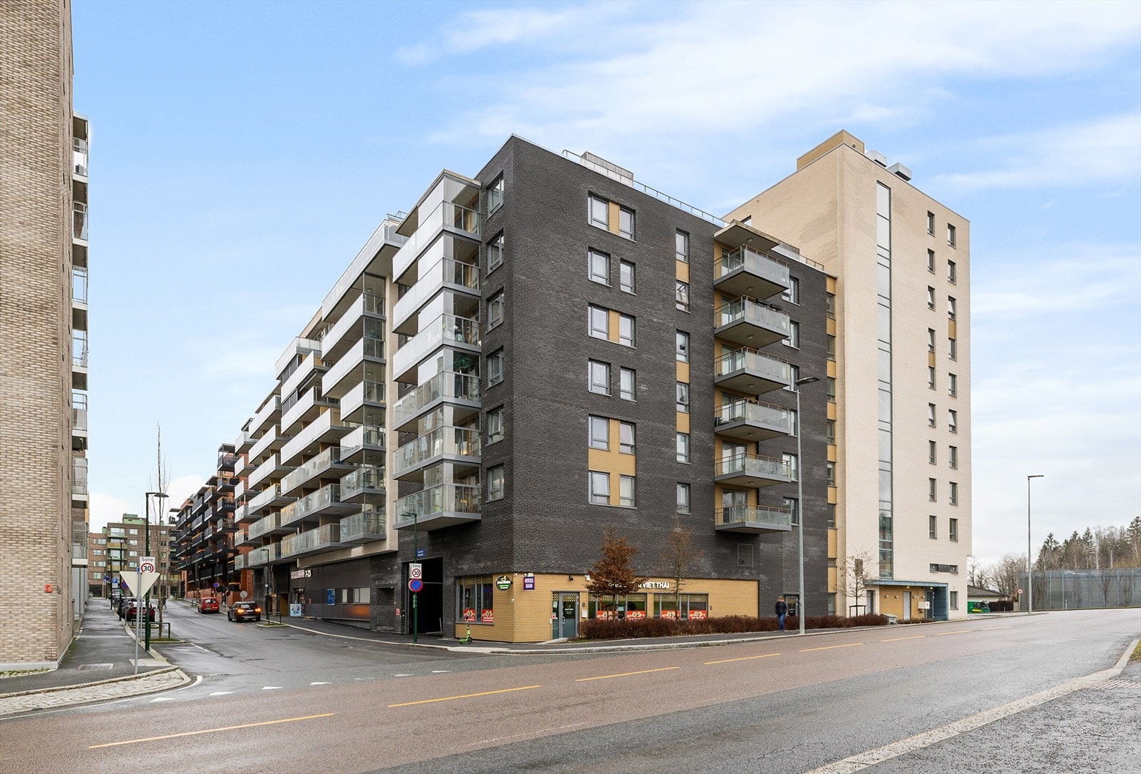 Enkel tilgang til hverdagstilbudene, med både servering og matbutikk i umiddelbar nærhet. Galleribilde