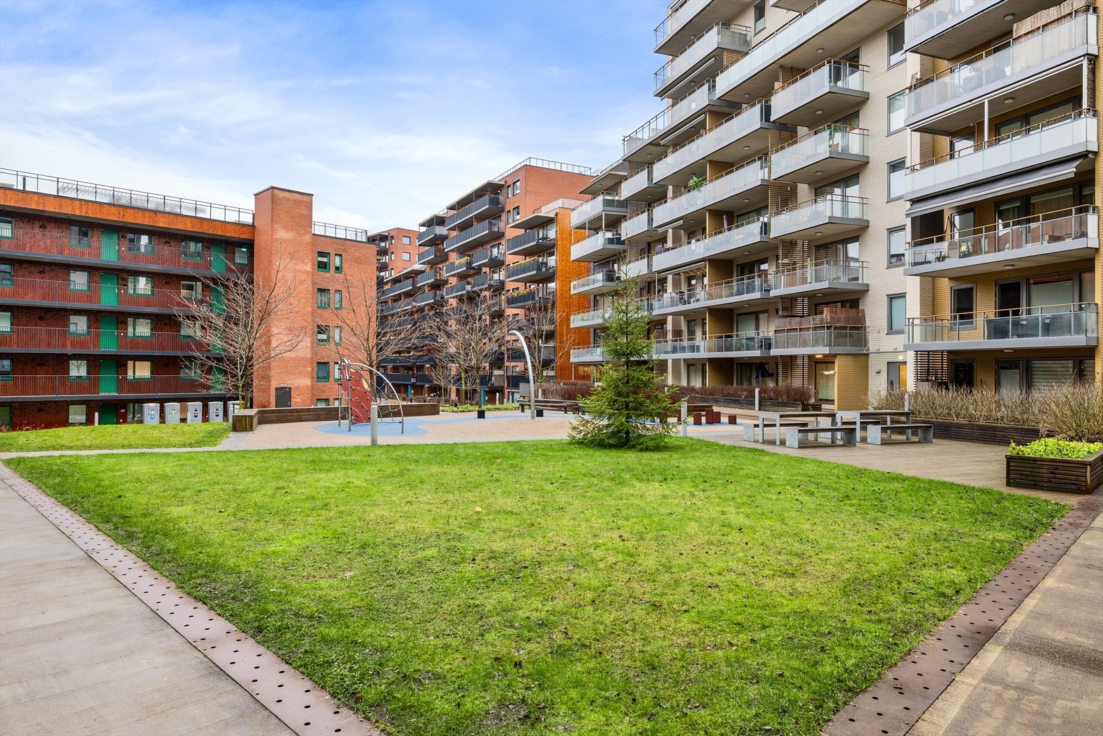 Fellesarealene er pent opparbeidet med lekeplass, sitteplasser og hyggelige soner. Galleribilde