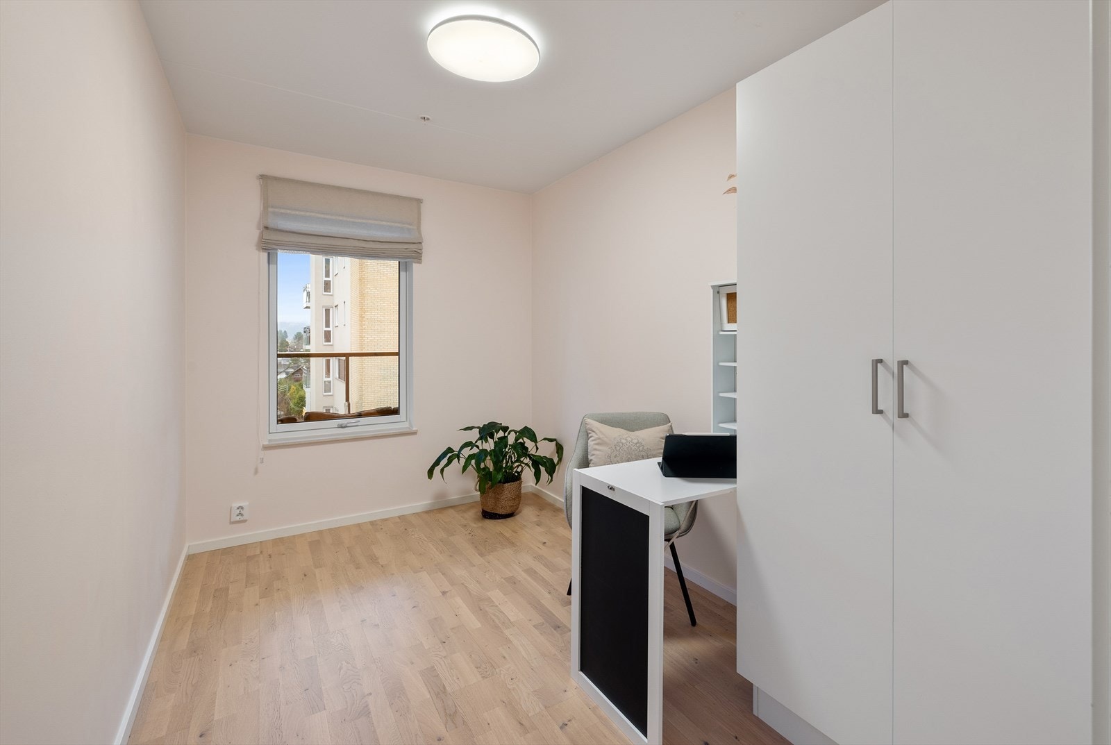 Det andre soverommet er i dag innredet som kontor, men kan fint møbleres som soverom med plass til større seng Galleribilde