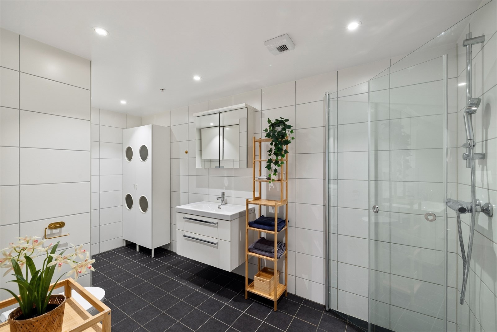 Badet har fine fliser og dusjhjørne som gir en behagelig start på dagen. Galleribilde