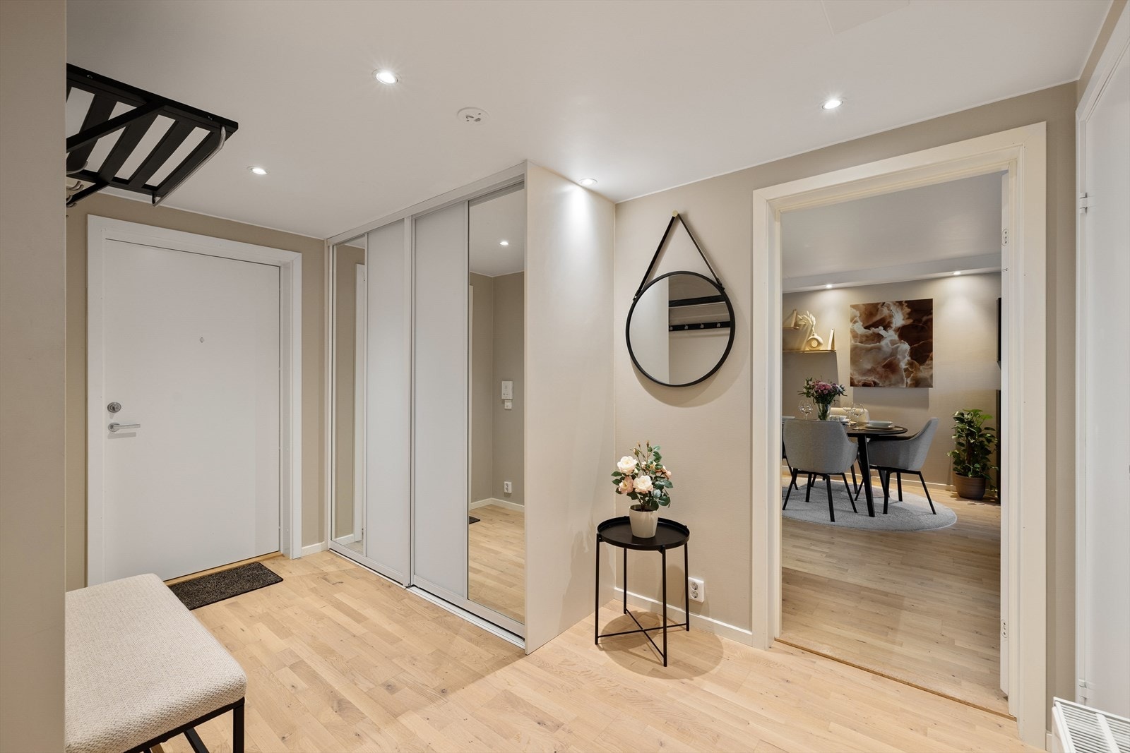 I entreen får du god oppbevaringsplass med innebygd skap og oppheng. Galleribilde