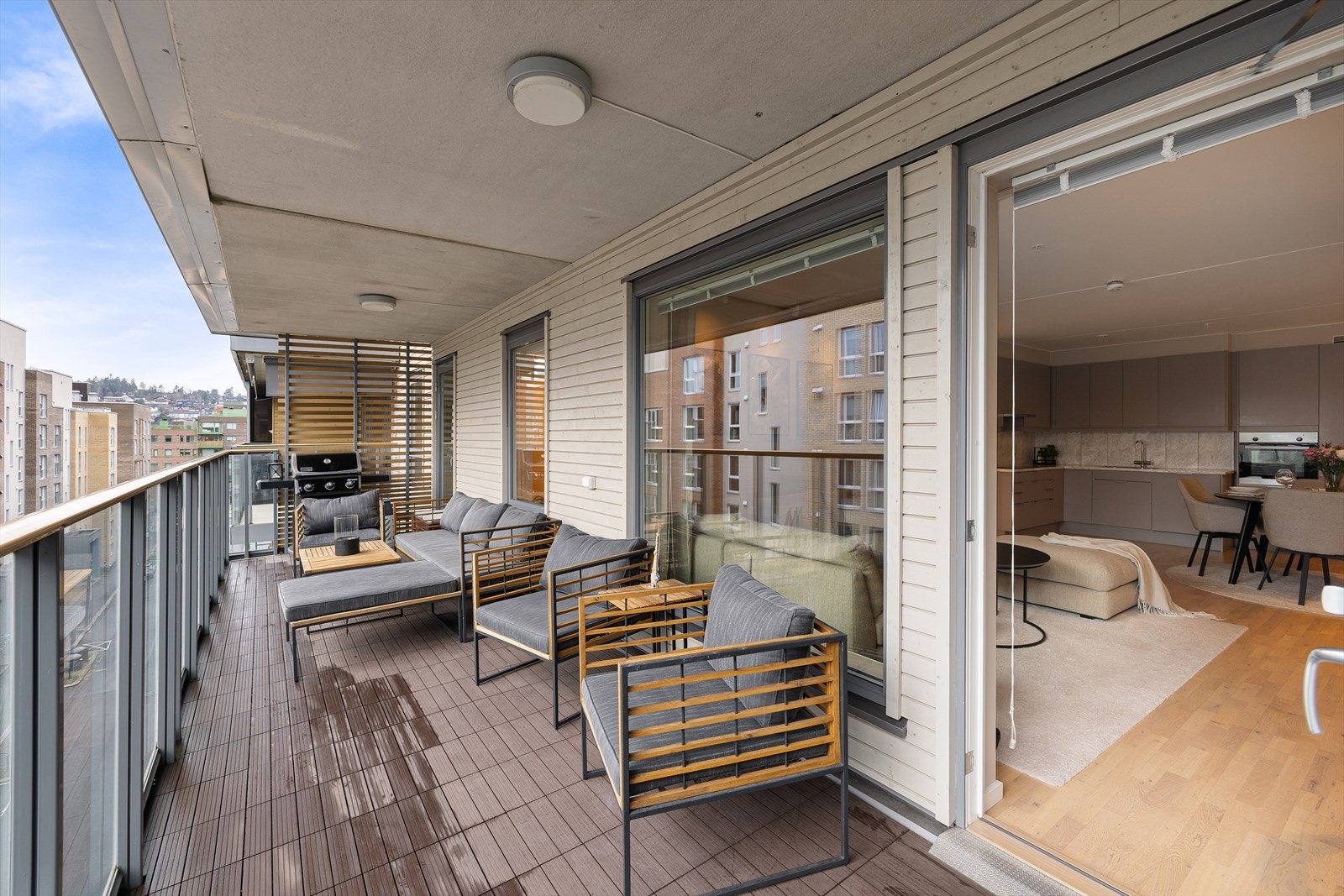 Balkongen kobler stue og soverom på en praktisk måte. Galleribilde