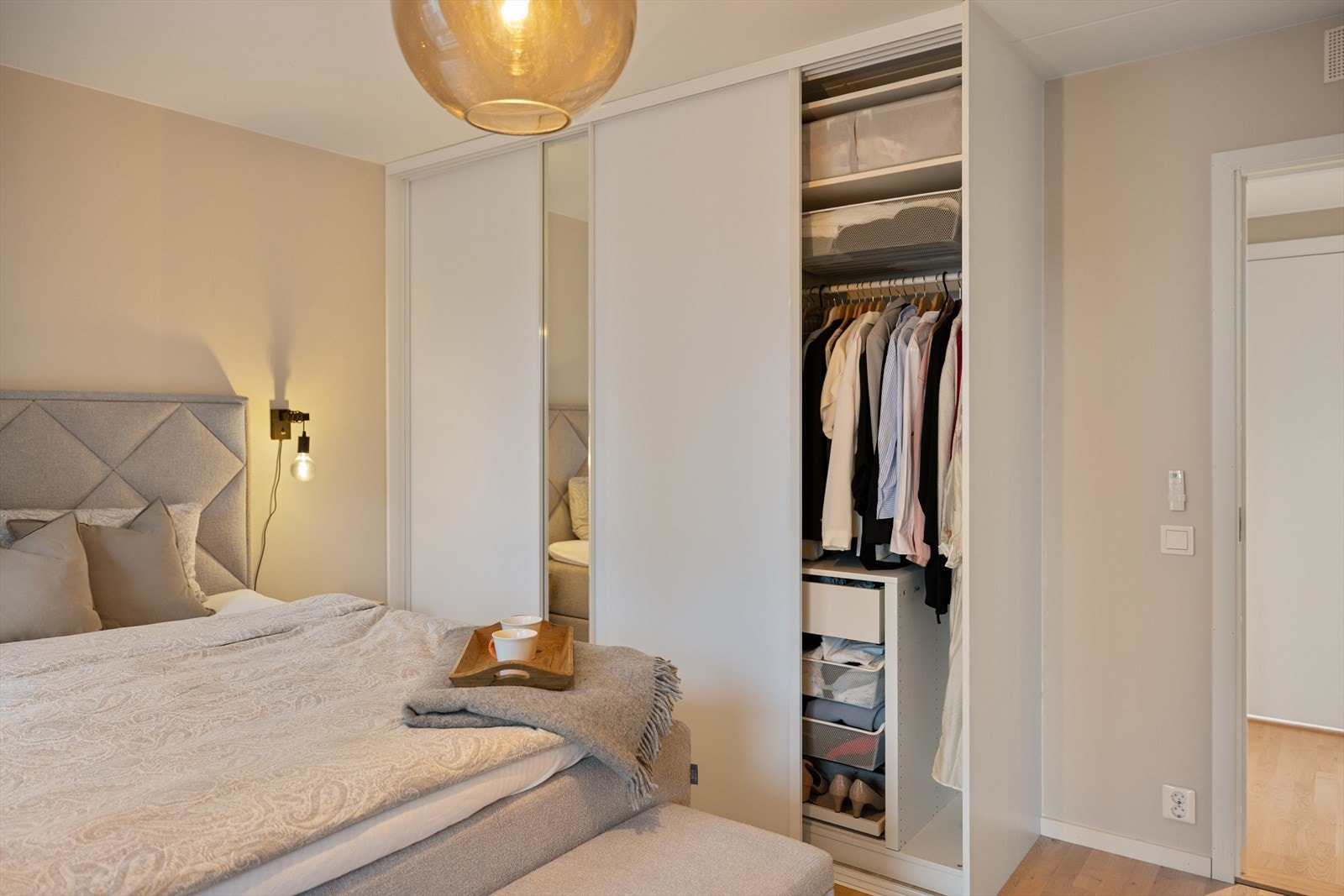 Ryddig innredning - her får du både oppheng, hyller og skuffer for enkel organisering. Galleribilde