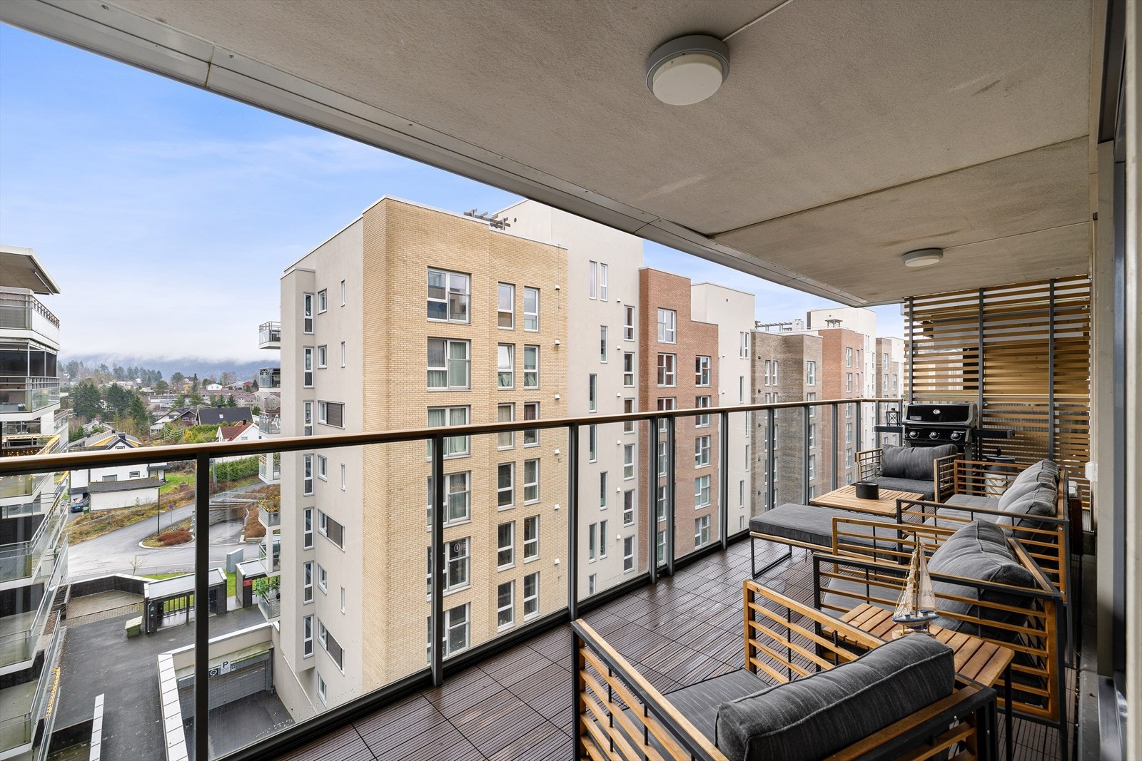 Den store balkongen byr på god plass til grilling og hyggelige utestunder. Galleribilde