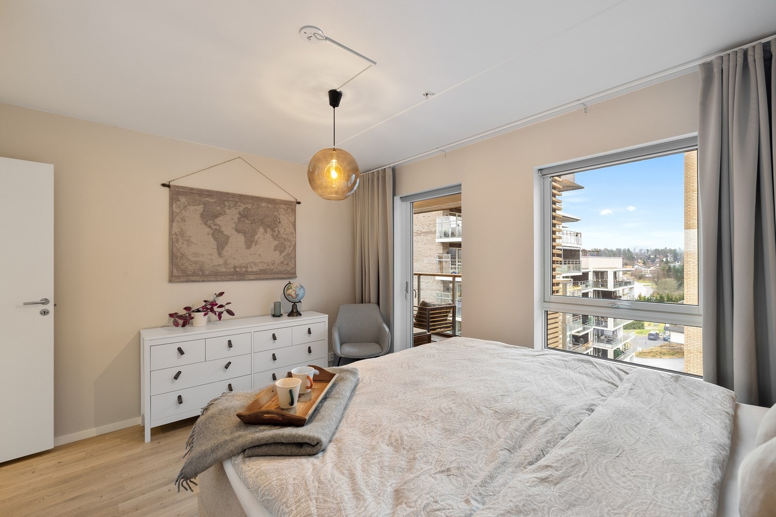 Romslig soverom med god plass og en fin følelse av å være i høyden. Galleribilde