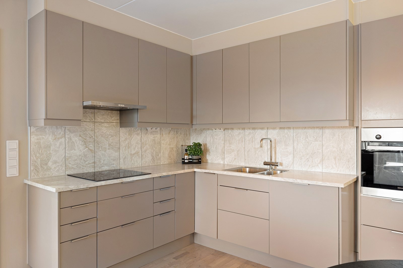 Fliser mellom over og underskap gir et rent uttrykk og fine integrerte løsninger. Galleribilde