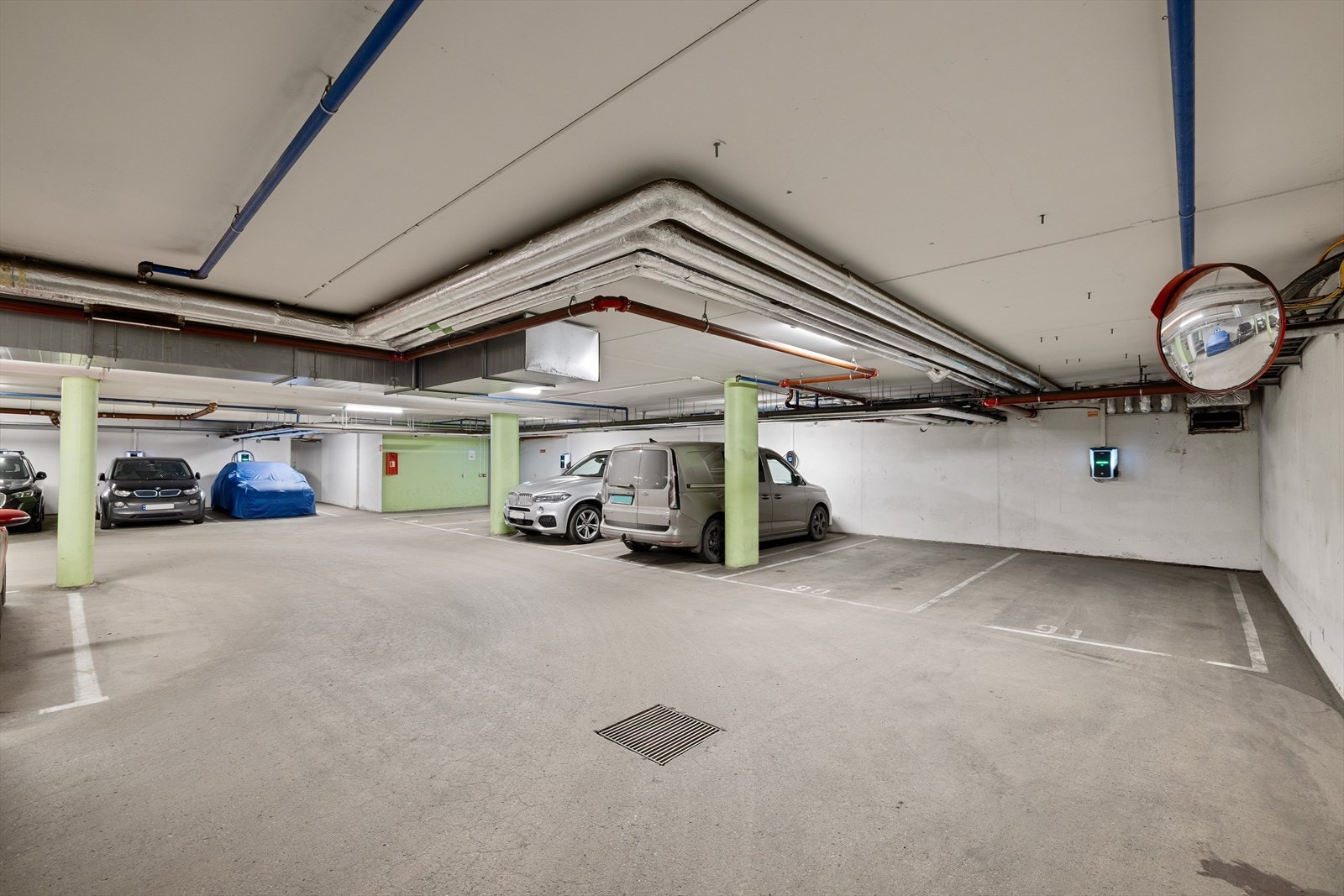 Med boligen følger det én parkeringsplass i garasjeanlegg. Galleribilde