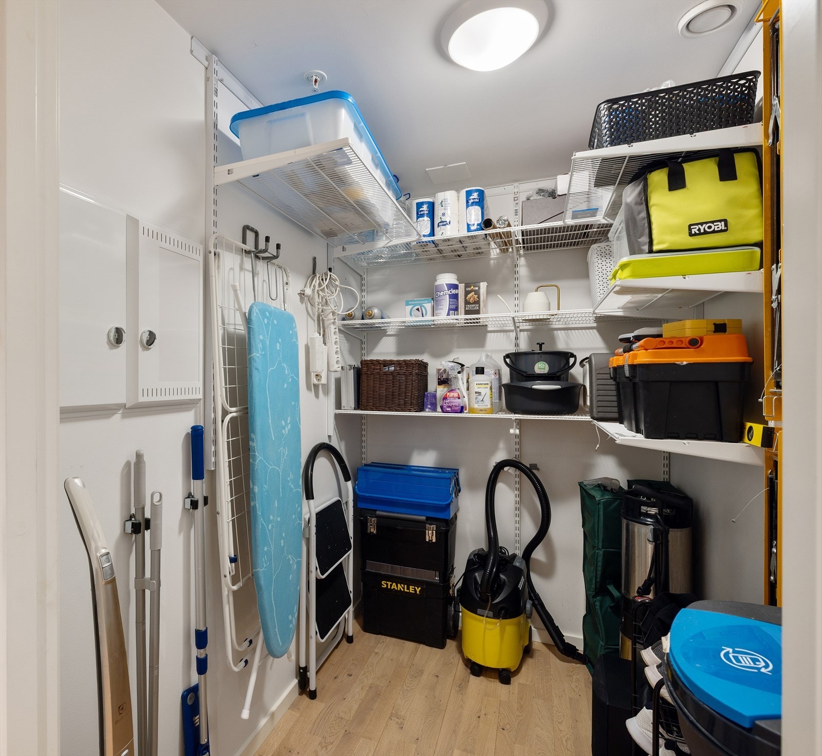 Innvendig bod med god oppbevaringskapasitet Galleribilde