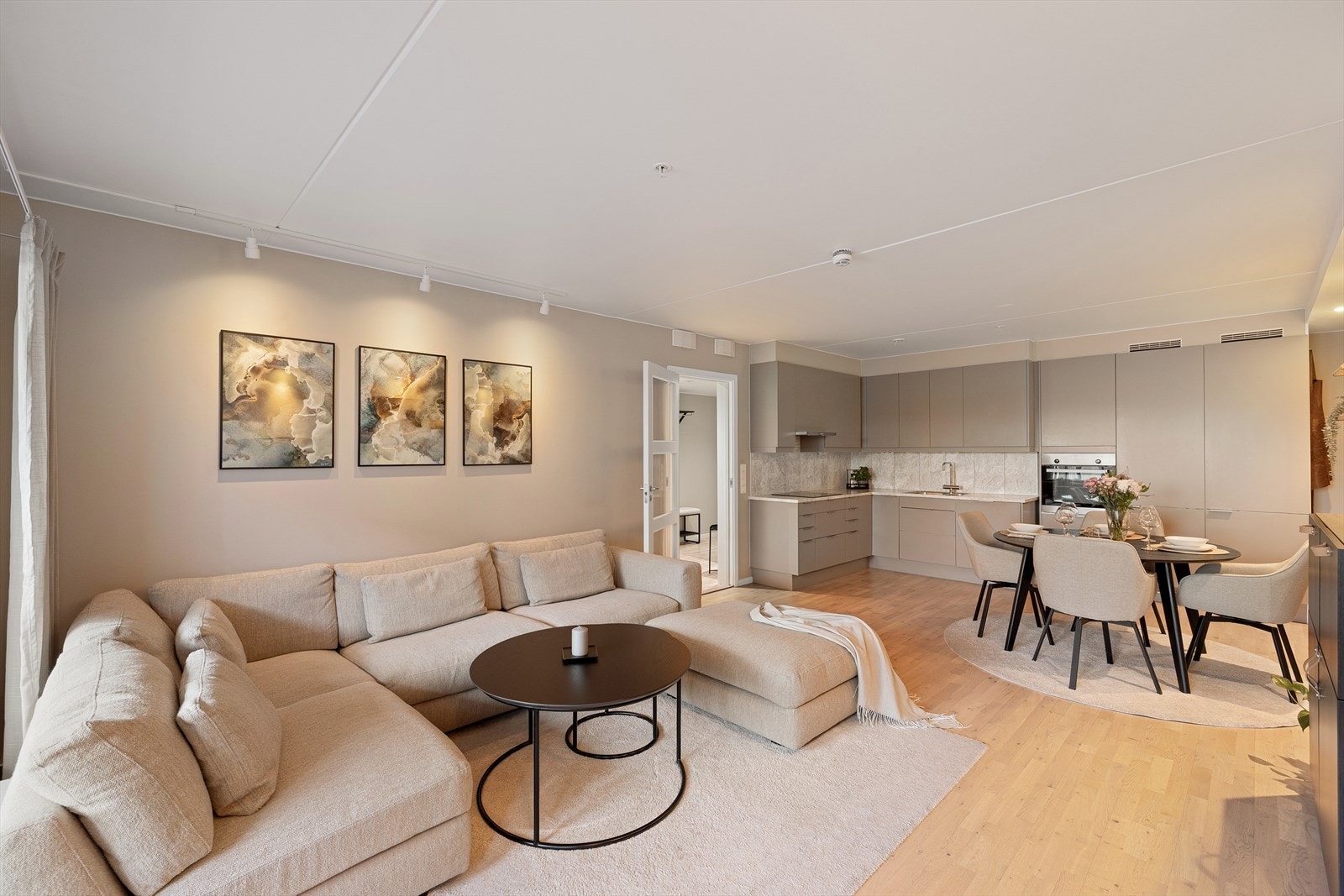 Stuen har god plass og en sømløs overgang til den åpne kjøkkenløsningen. Galleribilde