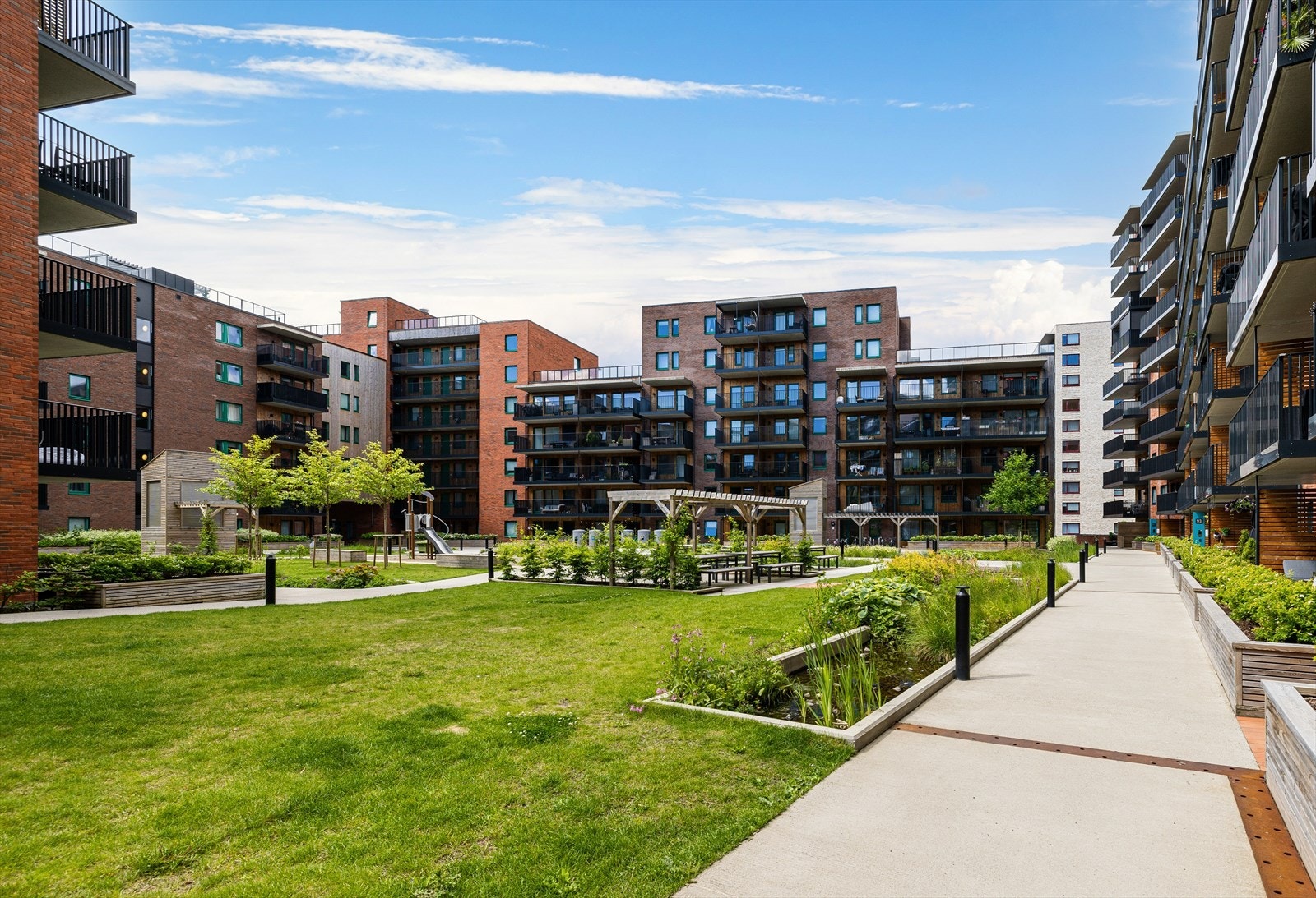 Hyggelig indre bakgård med grønt preg. Galleribilde