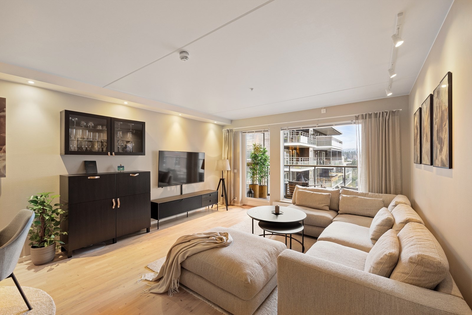 Fra stuen går du ut til balkongen, og de store flatene sørger for naturlig lysinnslipp. Galleribilde