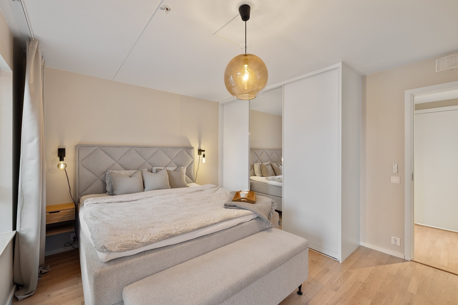 Romslig innebygd garderobeløsning med skyvedører som gir god lagringsplass og et ryddig uttrykk. Galleribilde