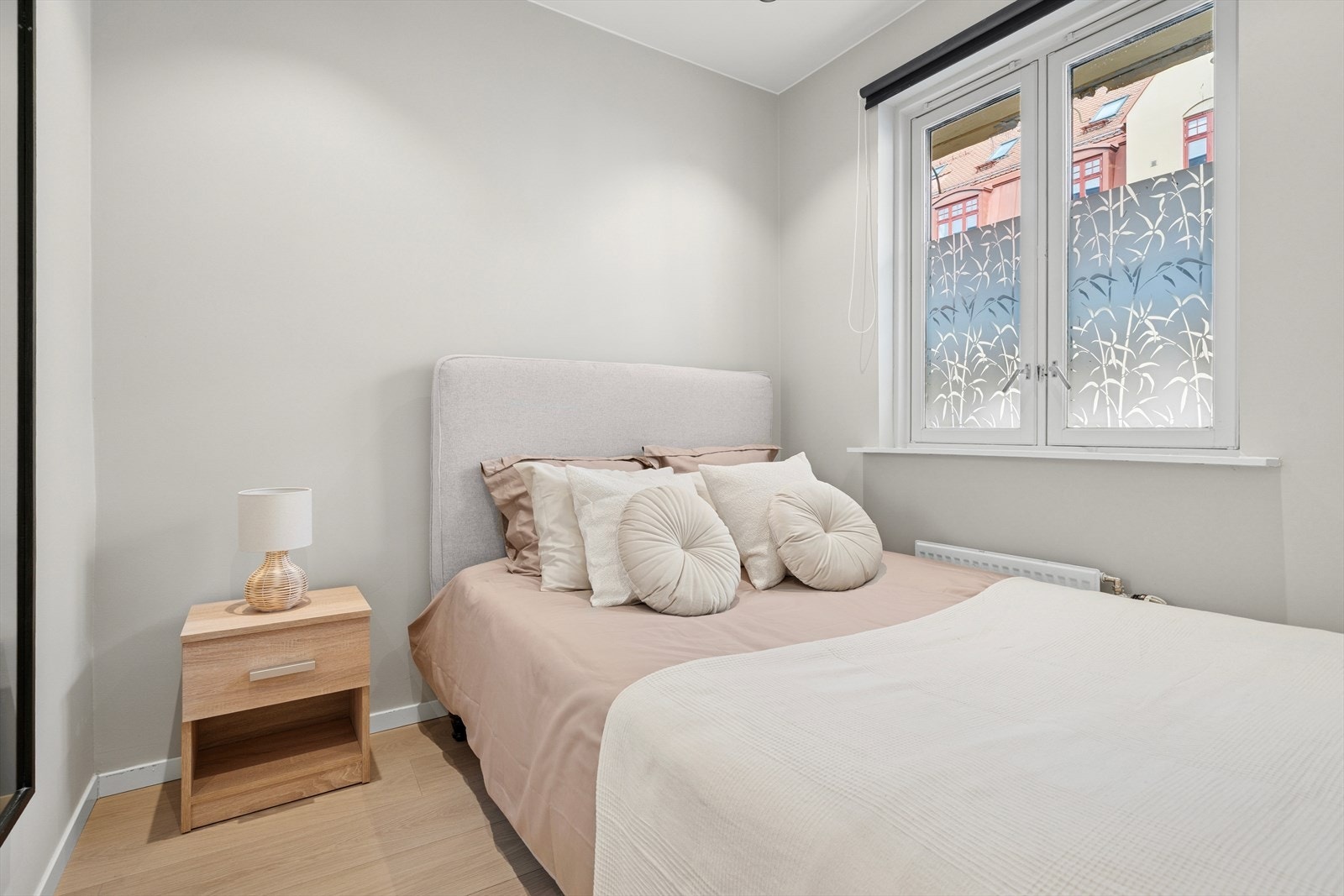 Leiligheten har romslig soverom med god plass til dobbeltseng og nattbord. Galleribilde