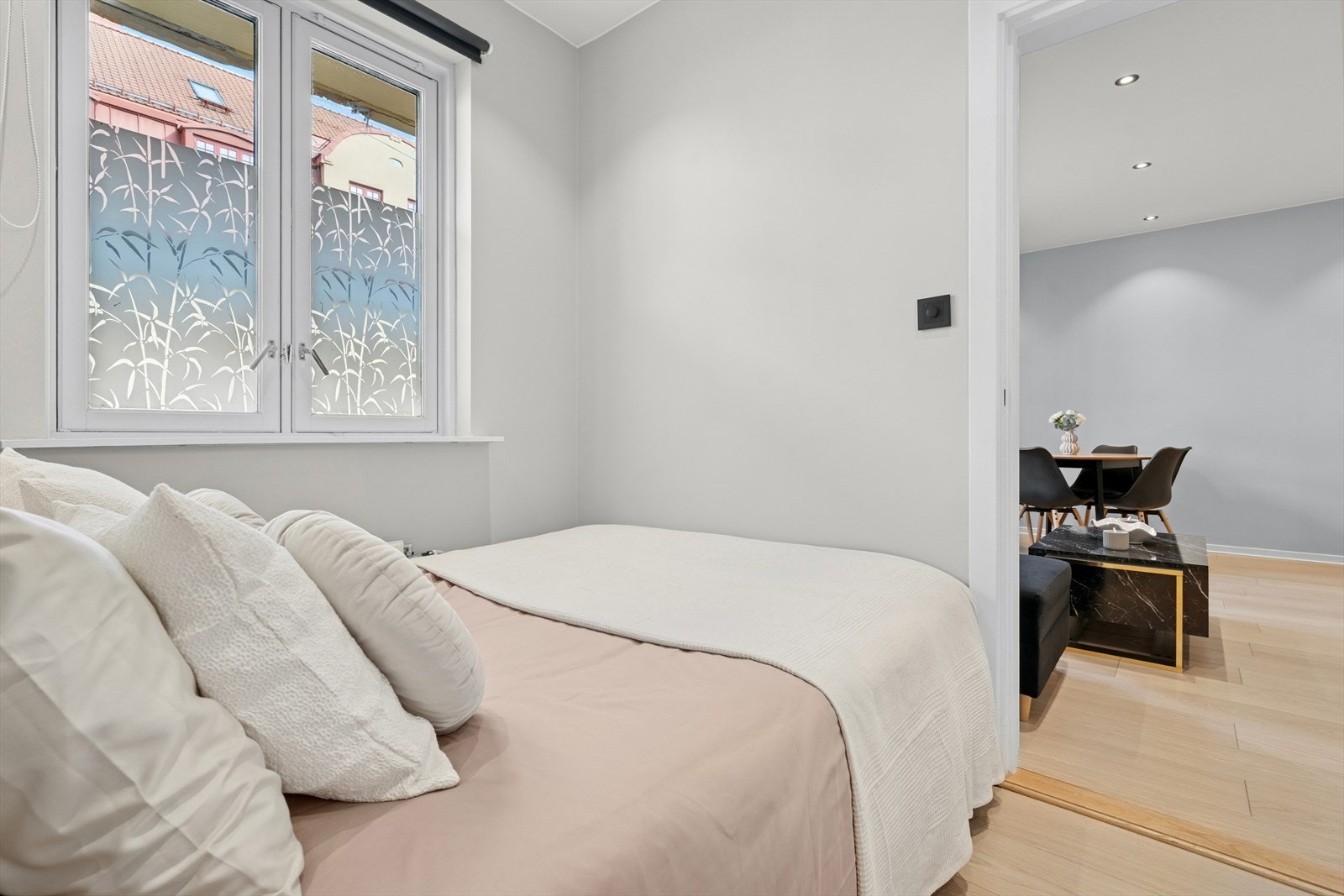 Rause vindusflater som gir godt med lysinnslipp. Galleribilde