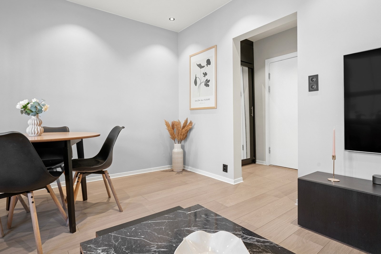 Koselig spiseplass - her inviteres det til en rolig kopp med morgenkaffe - Eller en rask matbit til folk på farten. Galleribilde