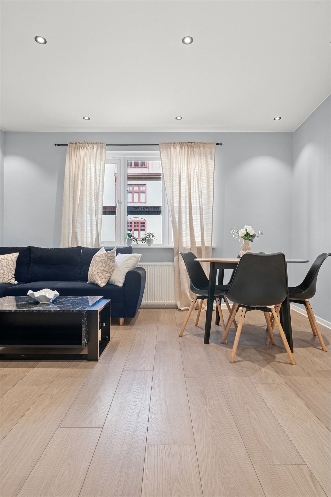 Du finner gode vindusflater som gir rikelig med naturlig lys. Galleribilde