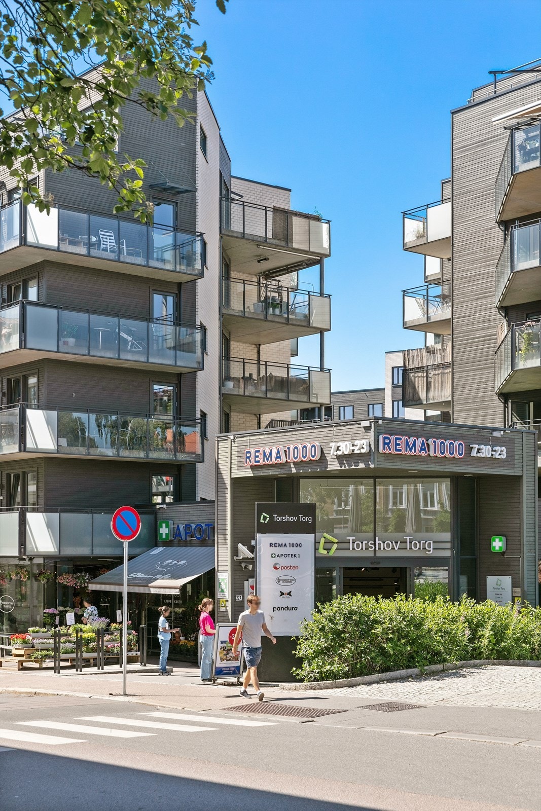 Torshov Torg med Rema 1000, apotek og Mr.Fish i umiddelbar nærhet. Galleribilde