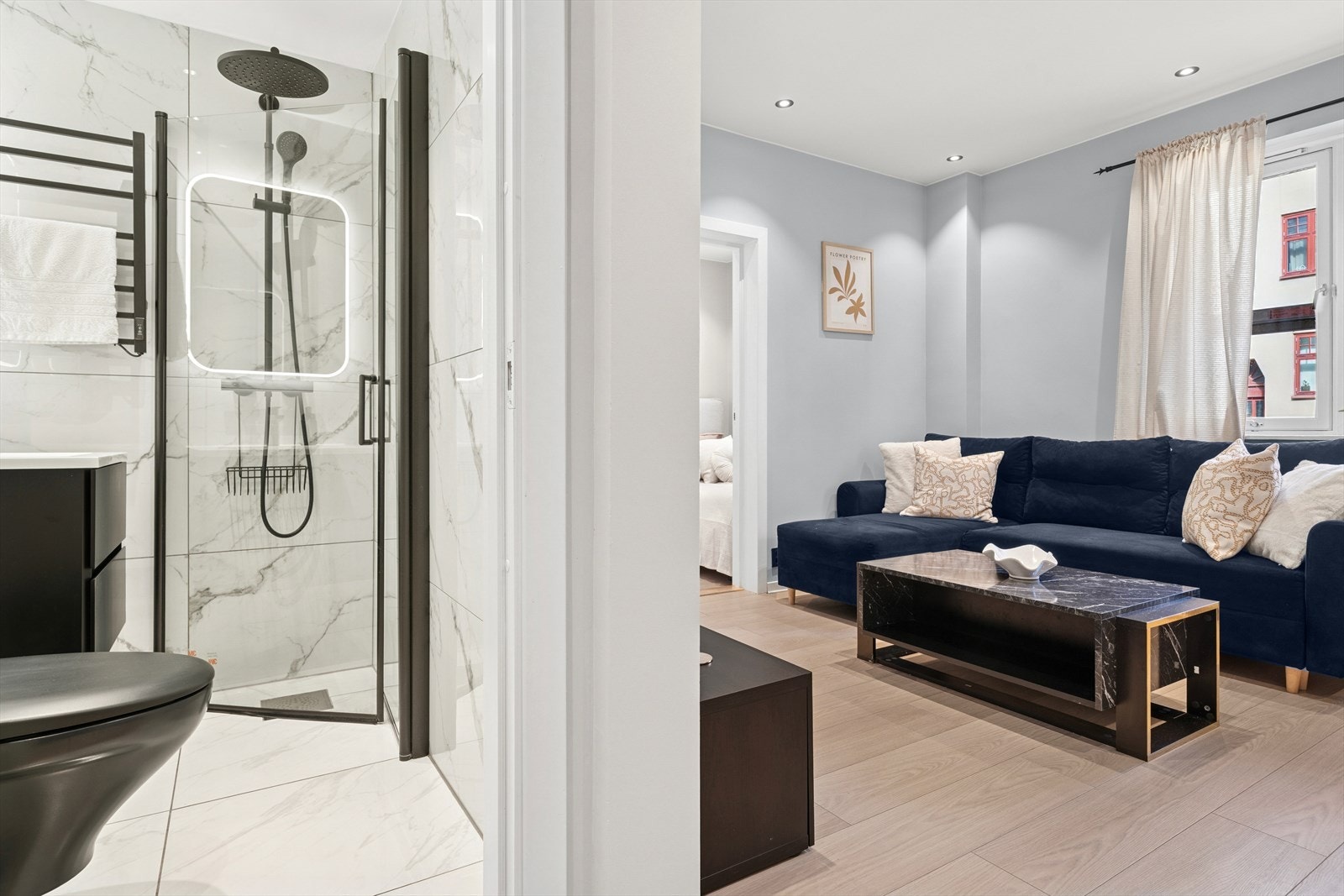 Luftig gang, med adkomst til det lekre badet og stuen. Galleribilde