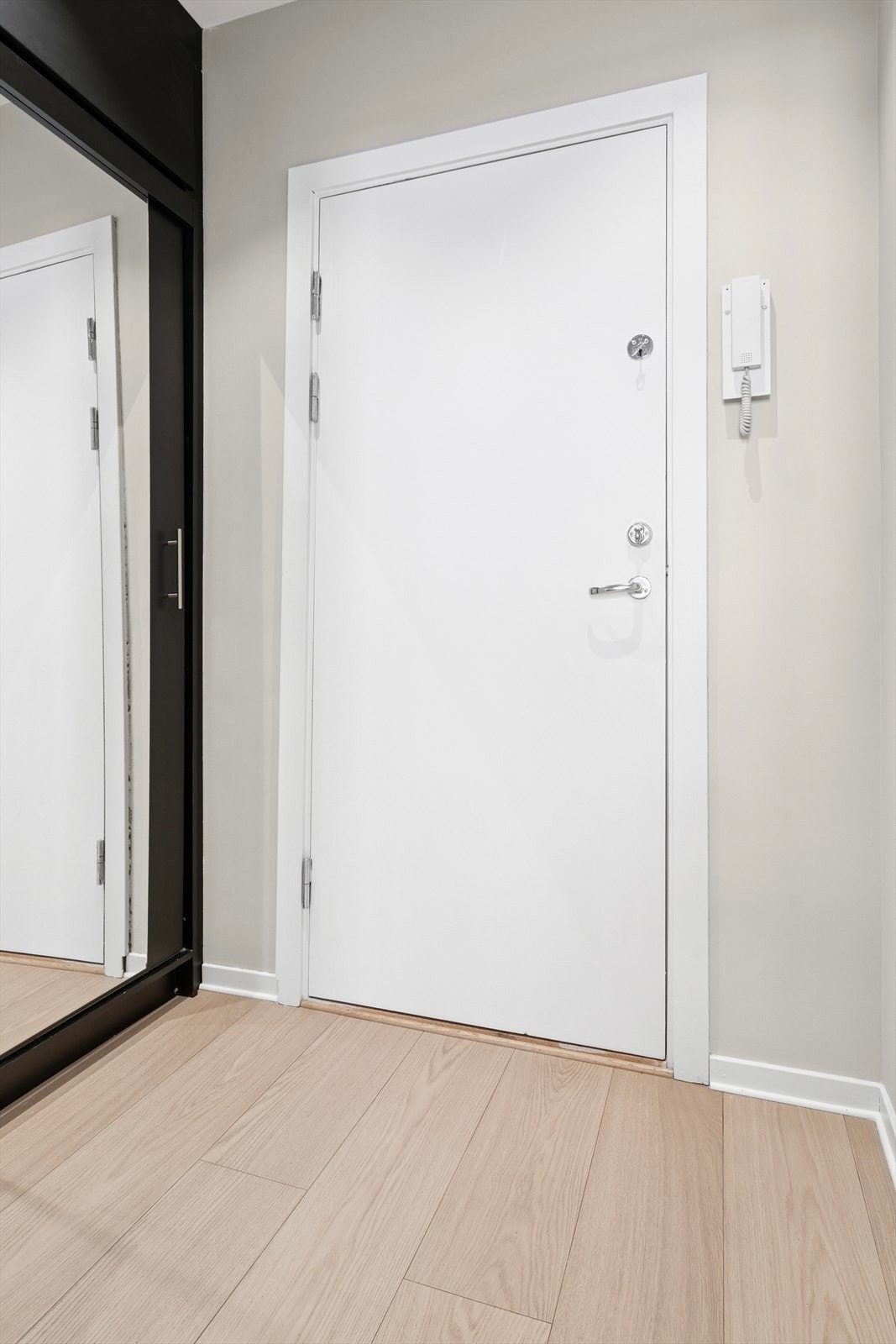 God plass til å henge fra seg ytterklær i skyvedørsgarderobe. Porttelefon. Her ønskes du velkommen inn! Galleribilde