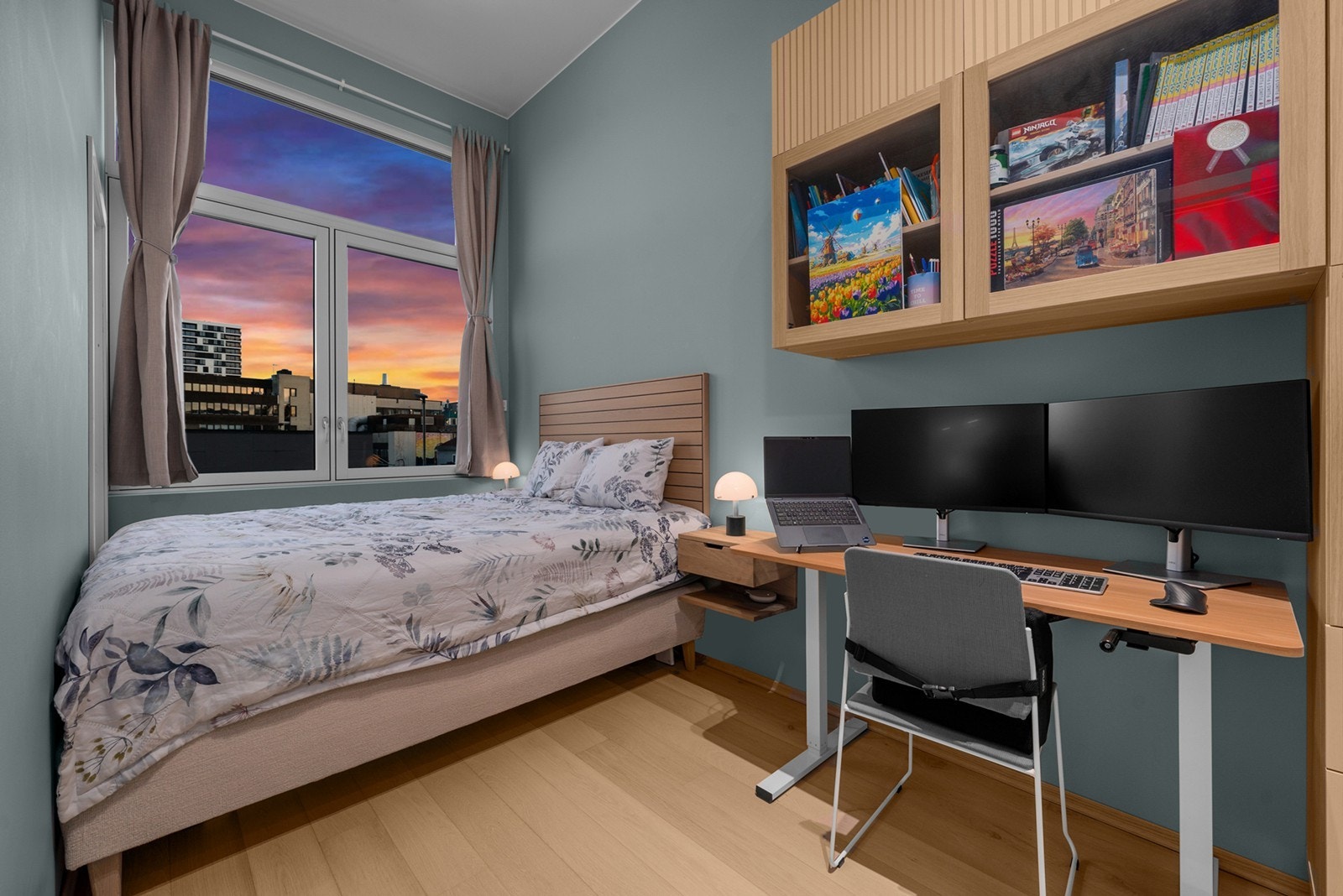 Soverom med god plass til å innrede med dobbeltseng med tilhørende møblement Galleribilde