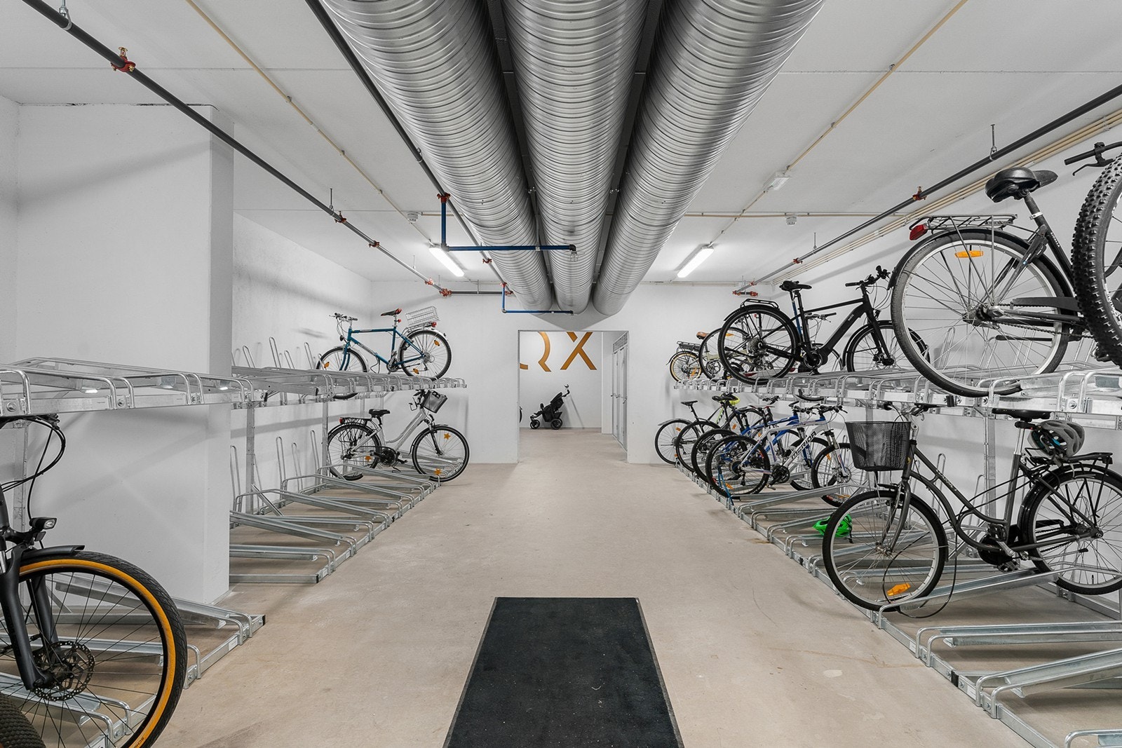 Sykkelparkering i kjeller for beboernes komfort og sikkerhet Galleribilde