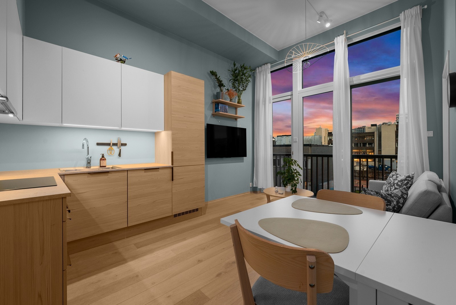 Velkommen til Torvgata 11B - En stilren og moderne 2-romsleilighet beliggende i byggets 2. etasje i et ekslusivt boligsameie med attraktiv beliggenhet i Lillestrøm med nærhet til alt Galleribilde