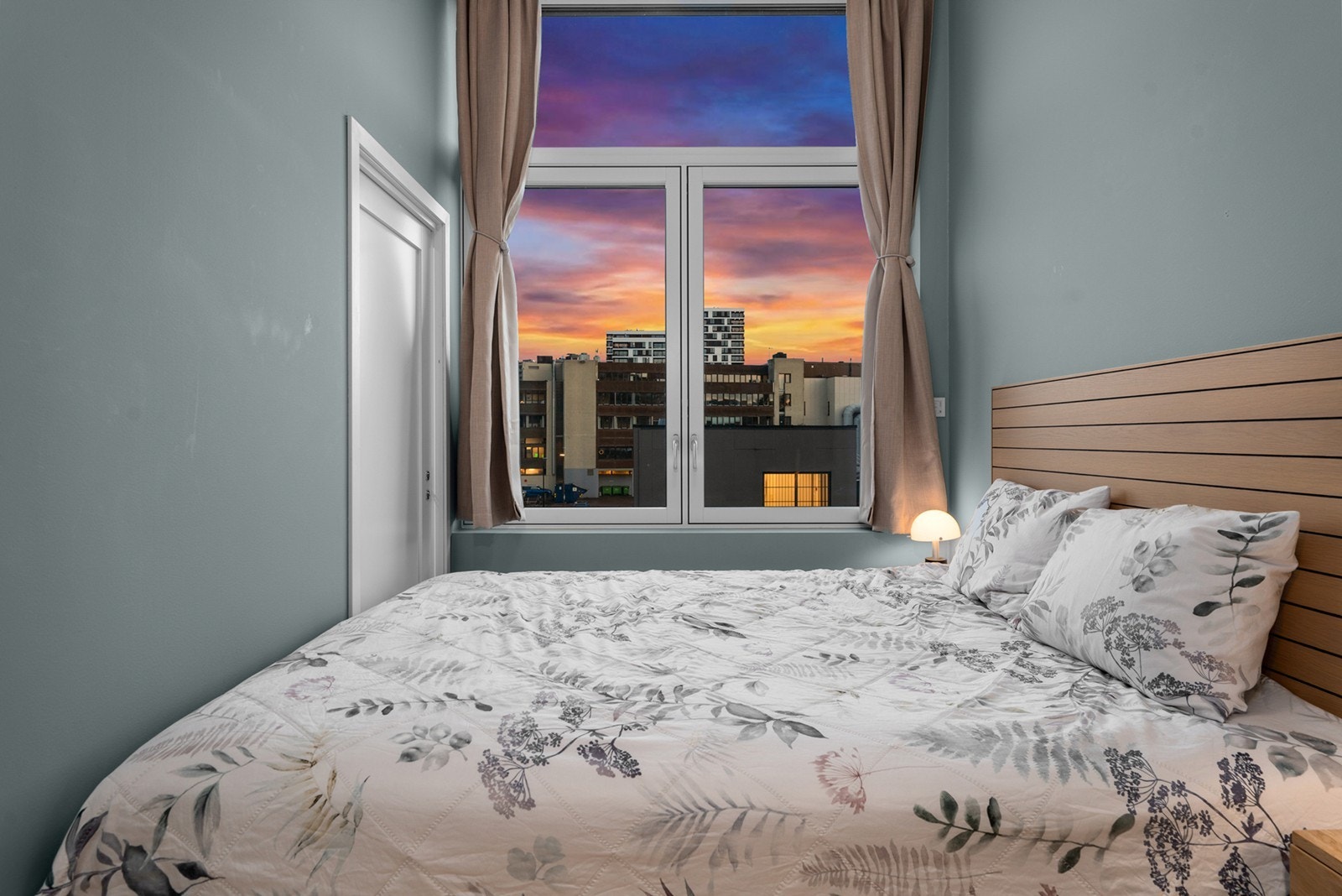 Rommets store vindusflater gir godt med lysinnslipp og gjør det enkelt å lufte ut Galleribilde