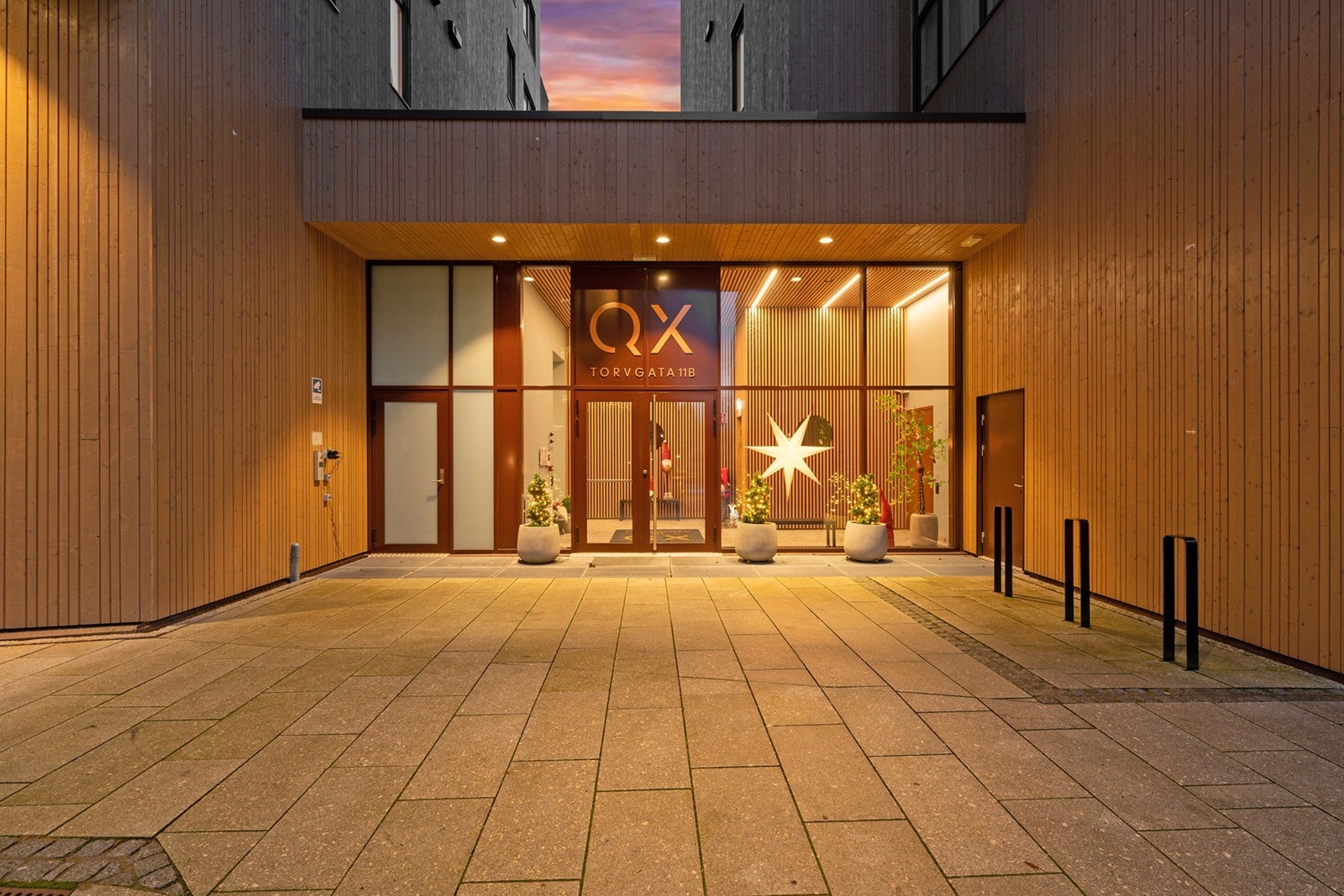 Utvendig fasade med moderne arkitektur og innbydende inngangsparti Galleribilde