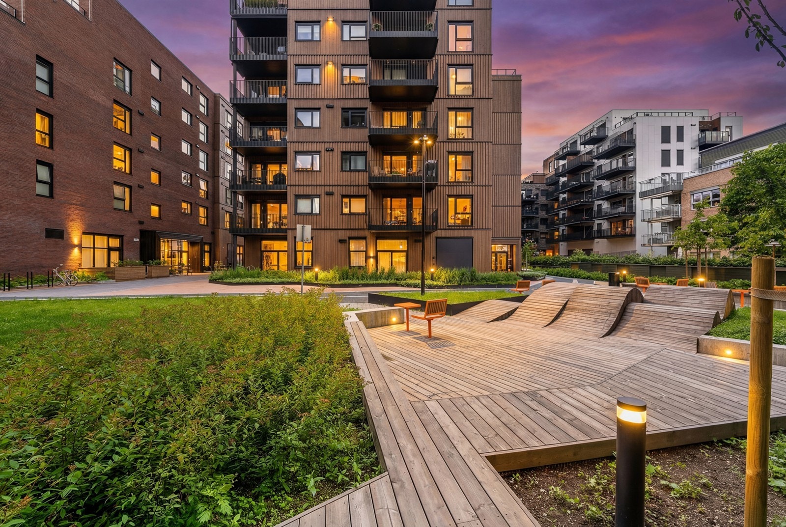 Leiligheten har umiddelbar nærhet til Lillestrøm Torv hvor det finnes dagligvare, post, bank, apotek, vinmonopol, kafeer, barer, restauranter, helsetilbud, kino og kulturhus Galleribilde