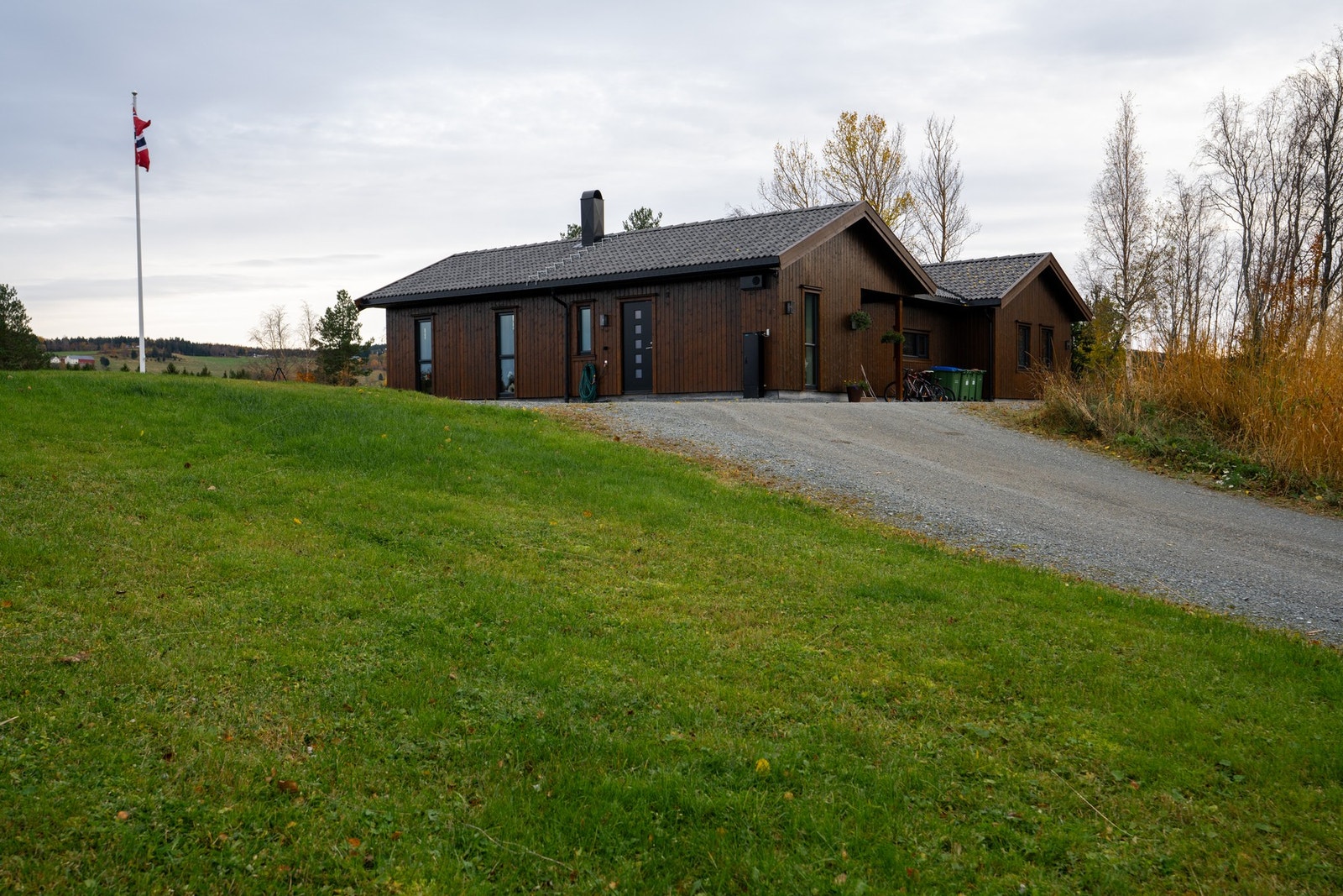 Innkjøring til boligen. Galleribilde