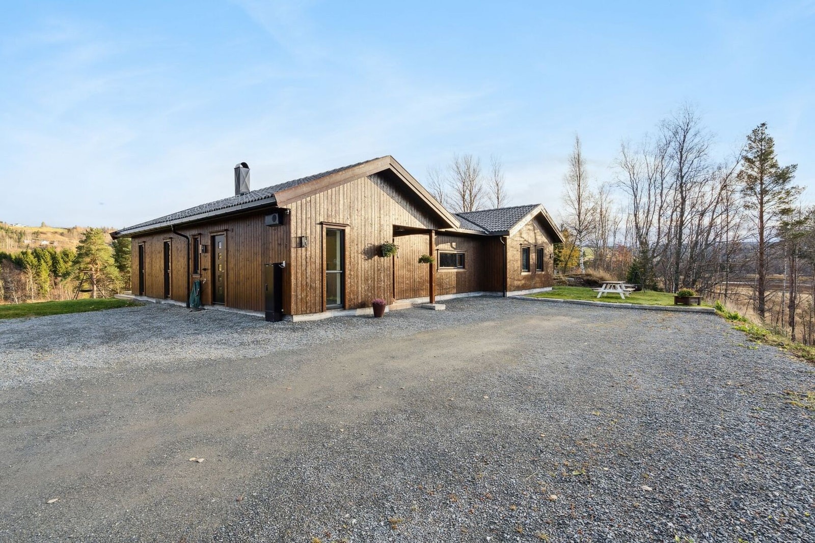 Stor gårdsplass med flere biloppstillingsplasser. Galleribilde