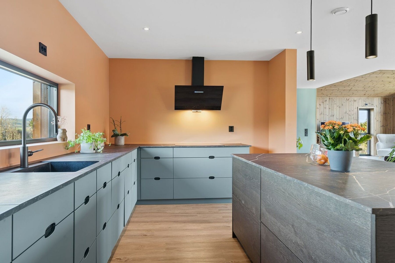 Smarte løsninger som bl.a. nedfellbar vask og kjøkkenøy. Galleribilde