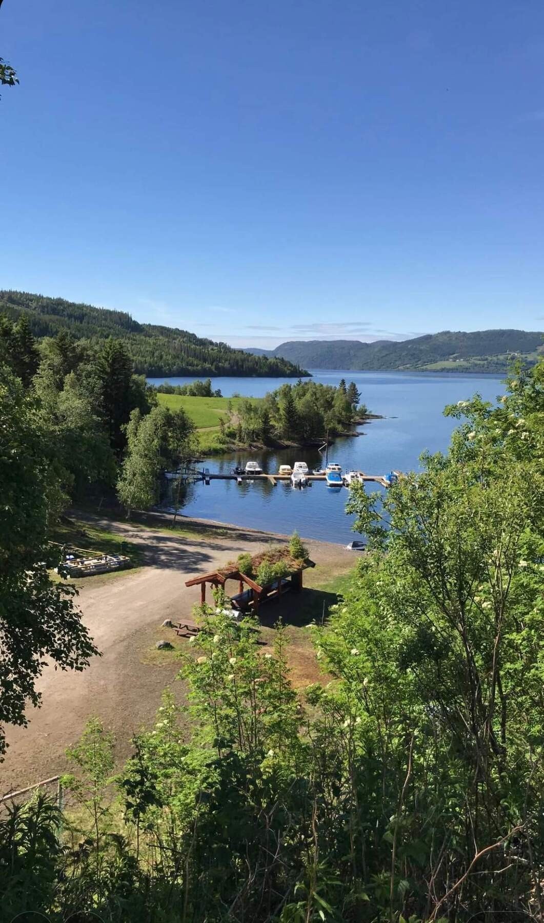 Det er kun ca. 1 km til Nøstermoen. Flott fellesområde med strand, gressplen, grillhus, fotballbane/lekeplass og båthavn. Galleribilde