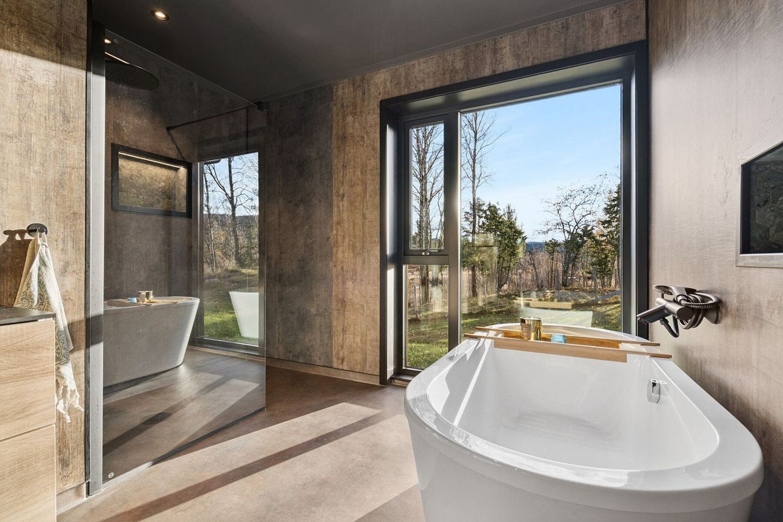 Behagelig badekar og stor dusj. Galleribilde