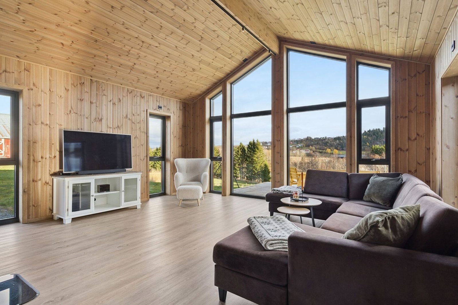 Stor stue på hele 34,8 kvm. Legg merke til takhøyden og vinduene som strekker seg fra gulv til tak. Mye naturlig lysinnslipp. Galleribilde