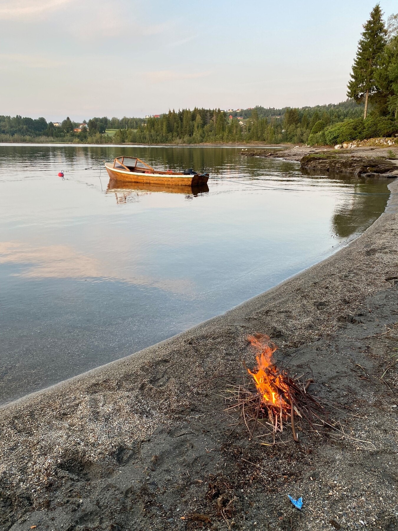Selgers eget bilde av nærområdet. Det ligger en strand like ved boligen. Galleribilde