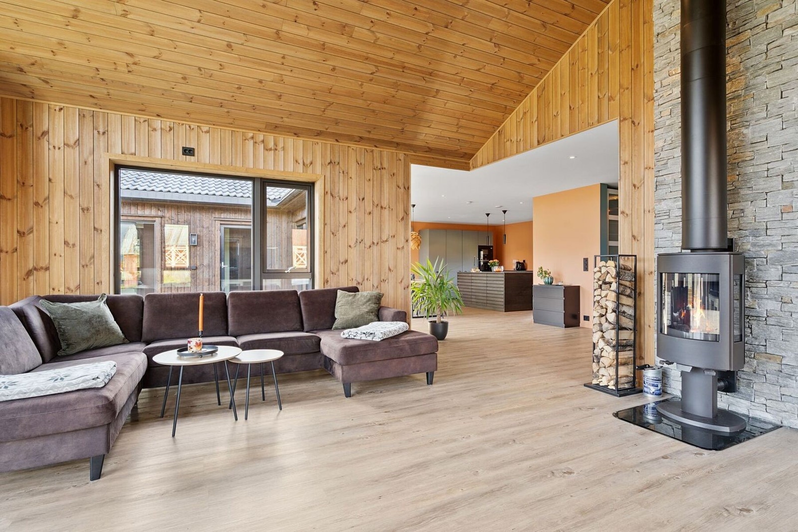 Delvis åpen stue/spisestue/kjøkkenløsning. Vedovn som gir en behagelig stemning og god varme på de kaldeste dagene. Galleribilde