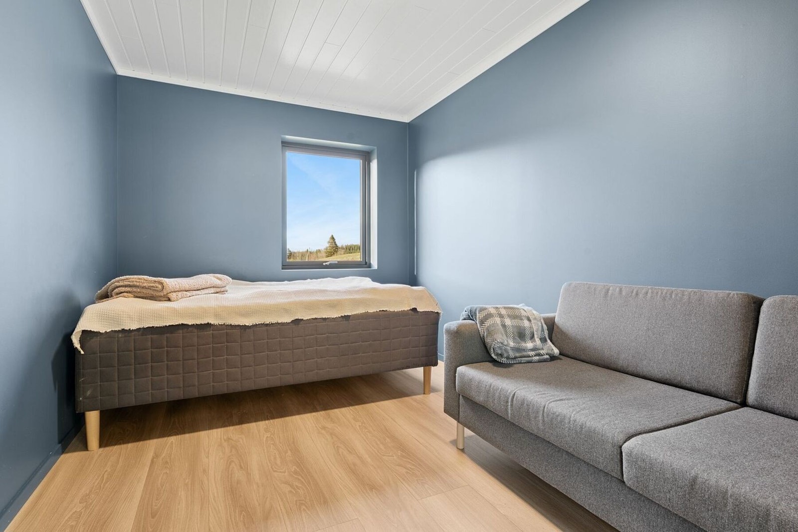 De to andre soverommene er begge på 10,5 kvm. God plass til stor seng, samt garderobeløsning. Galleribilde