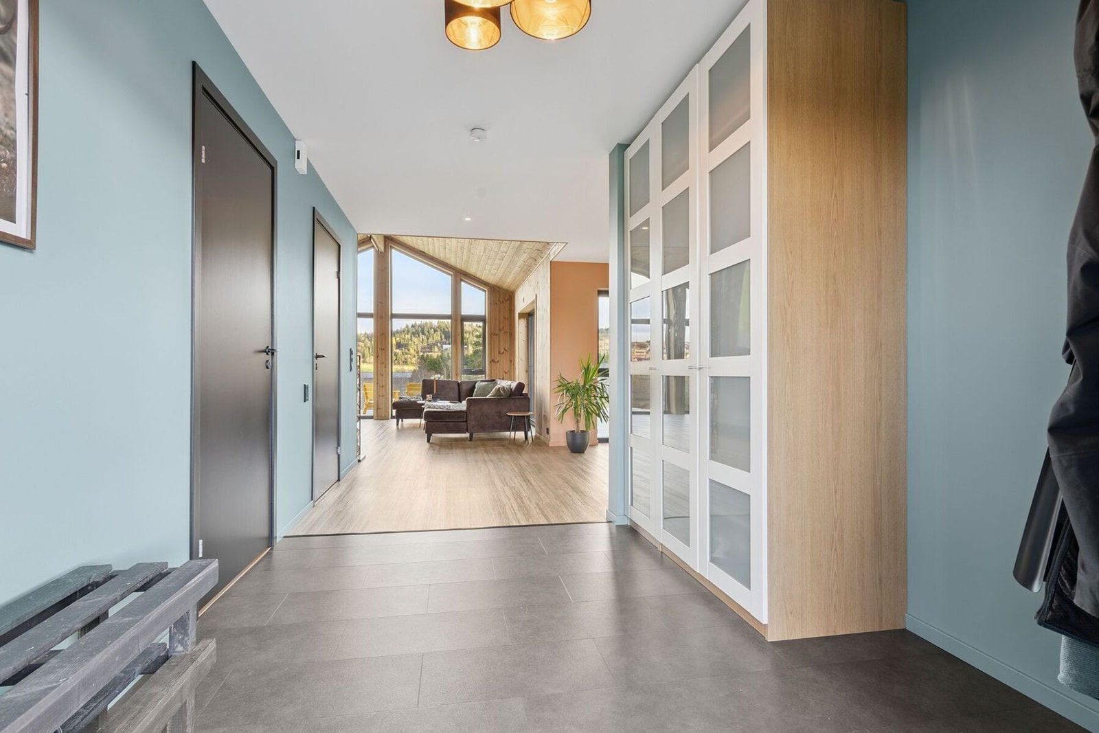 Romslig entre på 7,7 kvm. Første dør til venstre fører inn til et vaskerom. Døren bortenfor fører inn til et bad. Galleribilde