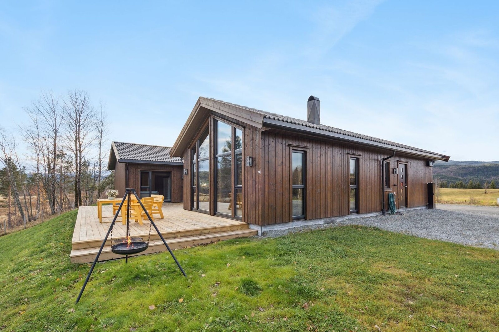 Flott opparbeidet uteområde på tomten. Døren til høyre tar deg inn på vaskerommet. Galleribilde