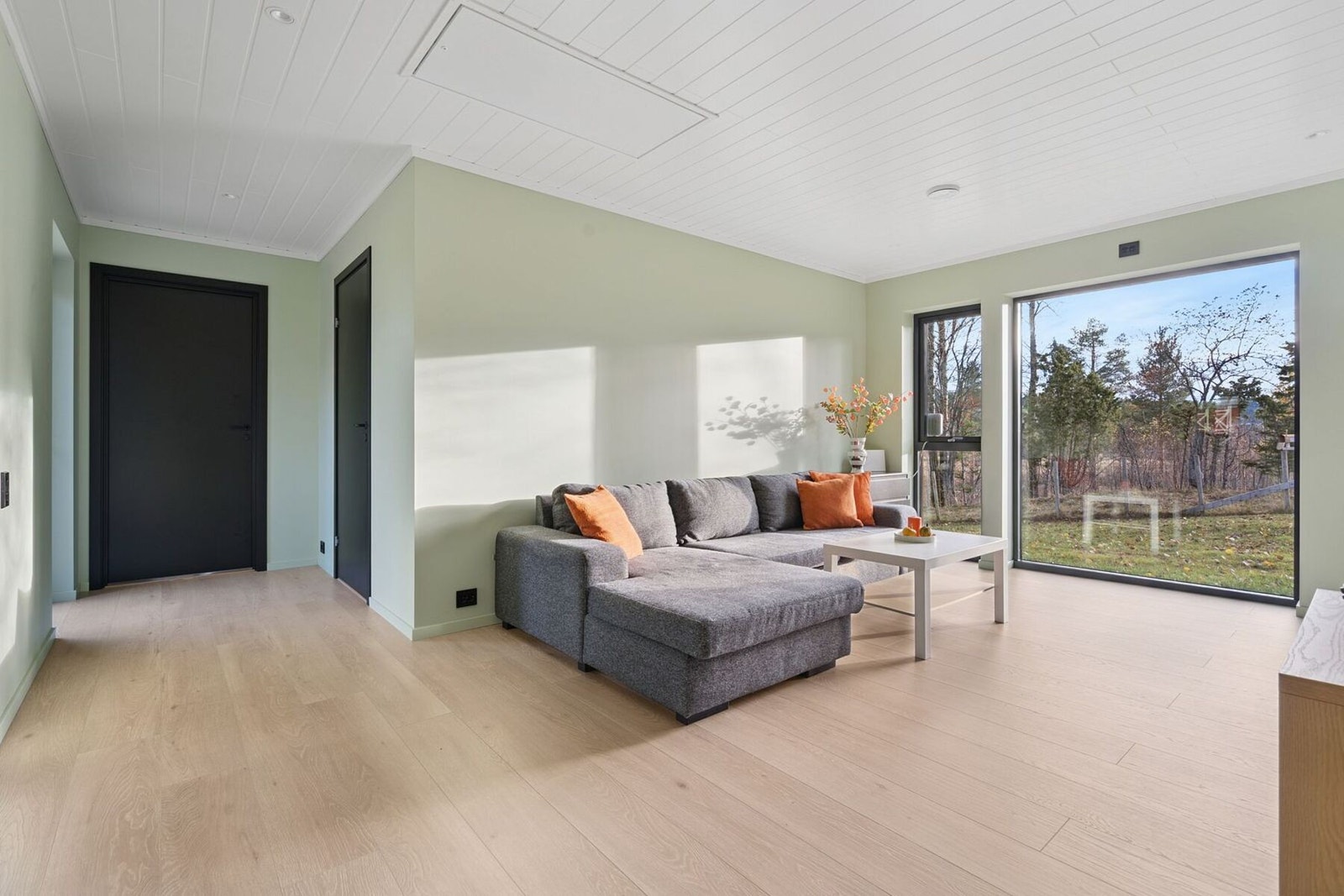 Den andre stuen er på 22.1 kvm. Store vindusflater gir godt med naturlig belysning. Spotter i himling. Galleribilde